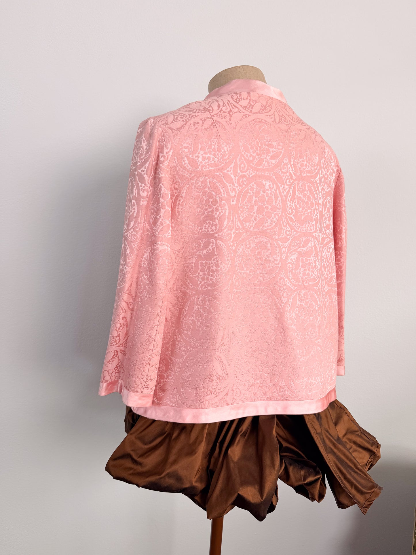 Giacca vintage in seta jacquard con profili in raso aperta davanti