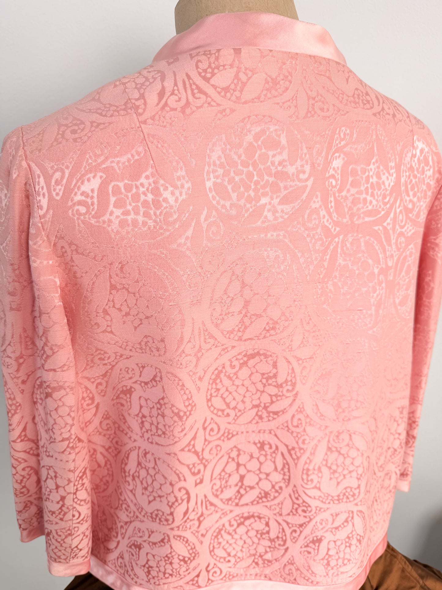 Giacca vintage in seta jacquard con profili in raso aperta davanti