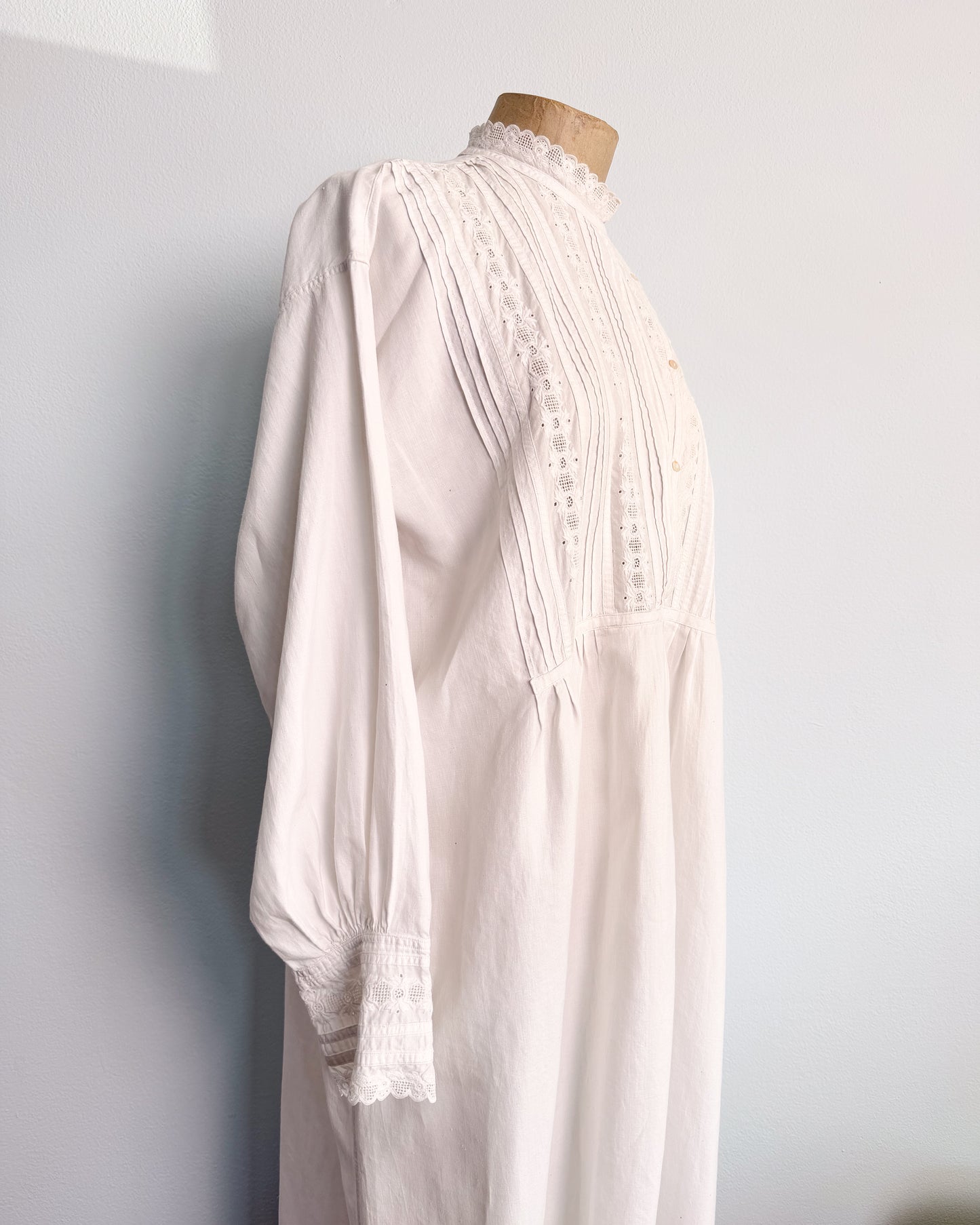 Abito in cotone antico bianco primi 900