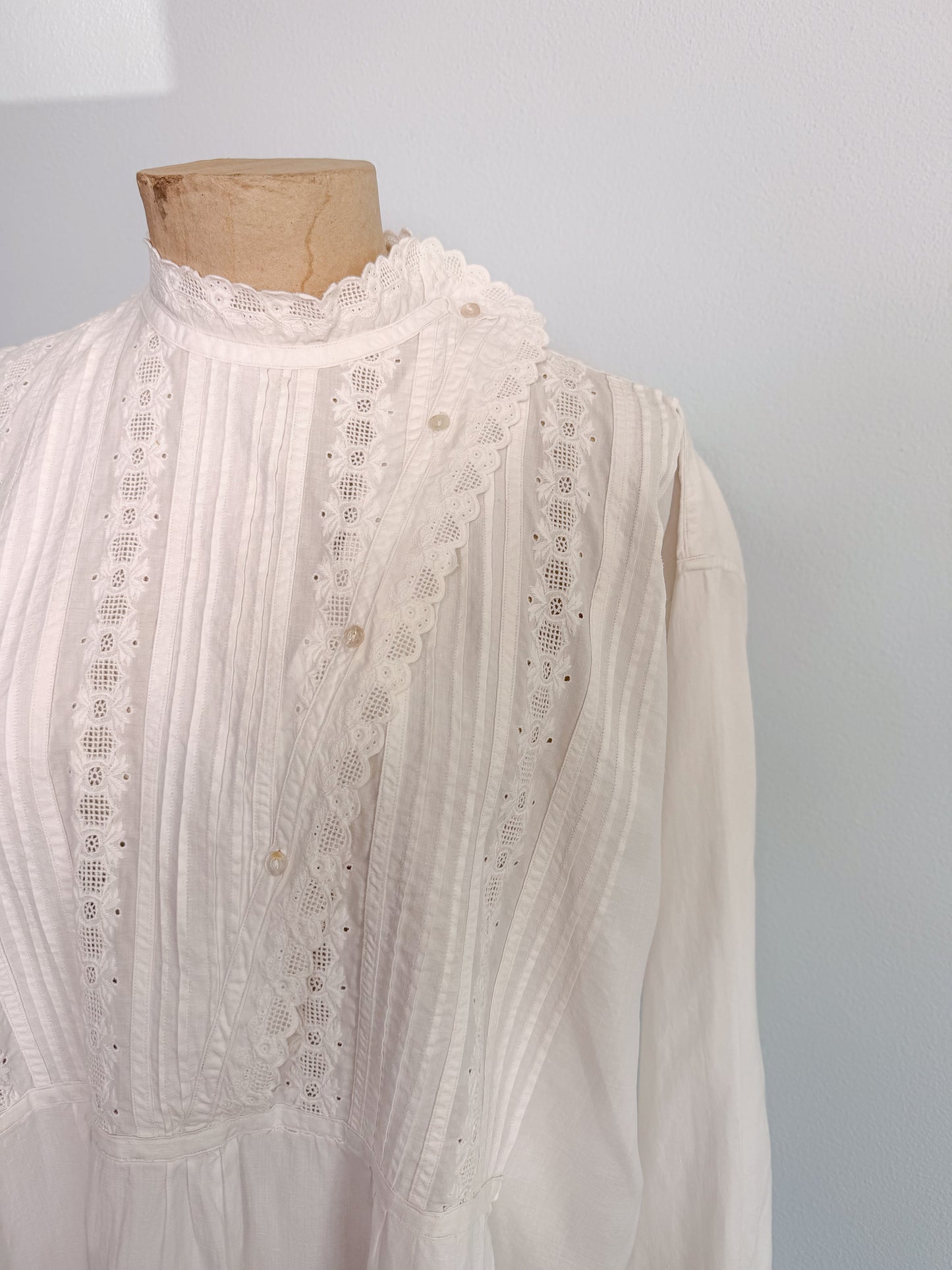 Abito in cotone antico bianco primi 900