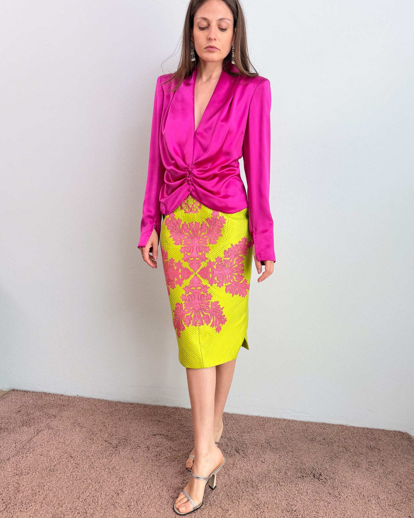Blusa sartoriale in seta rosa fuxia con bottoni davanti