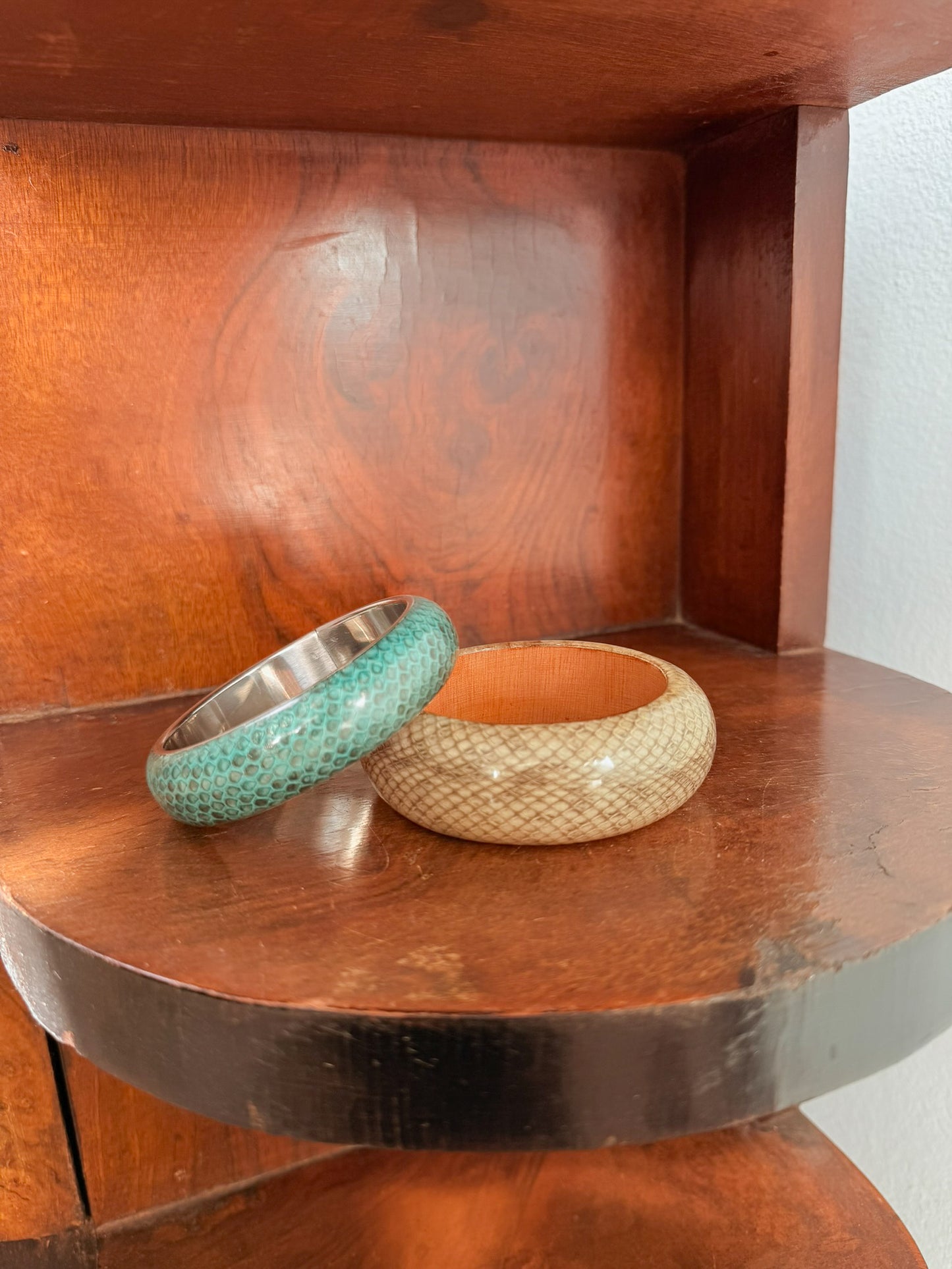 Bracciale Bangle in metallo e resina pelle pitone color turchese