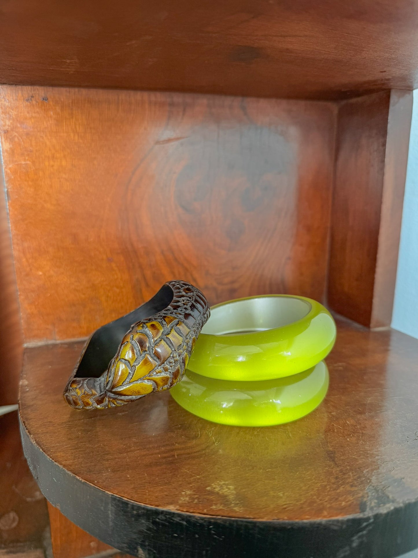 Bracciale Bangle vintage in resina effetto luminoso cedro