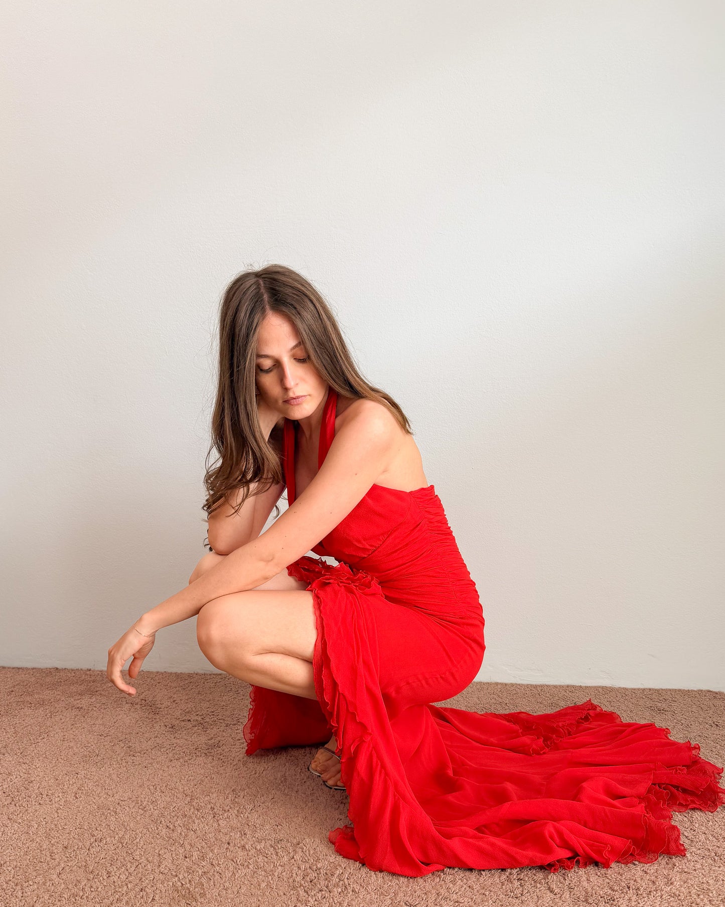 Abito lungo rosso in seta con rouches e balze Luisa Spagnoli