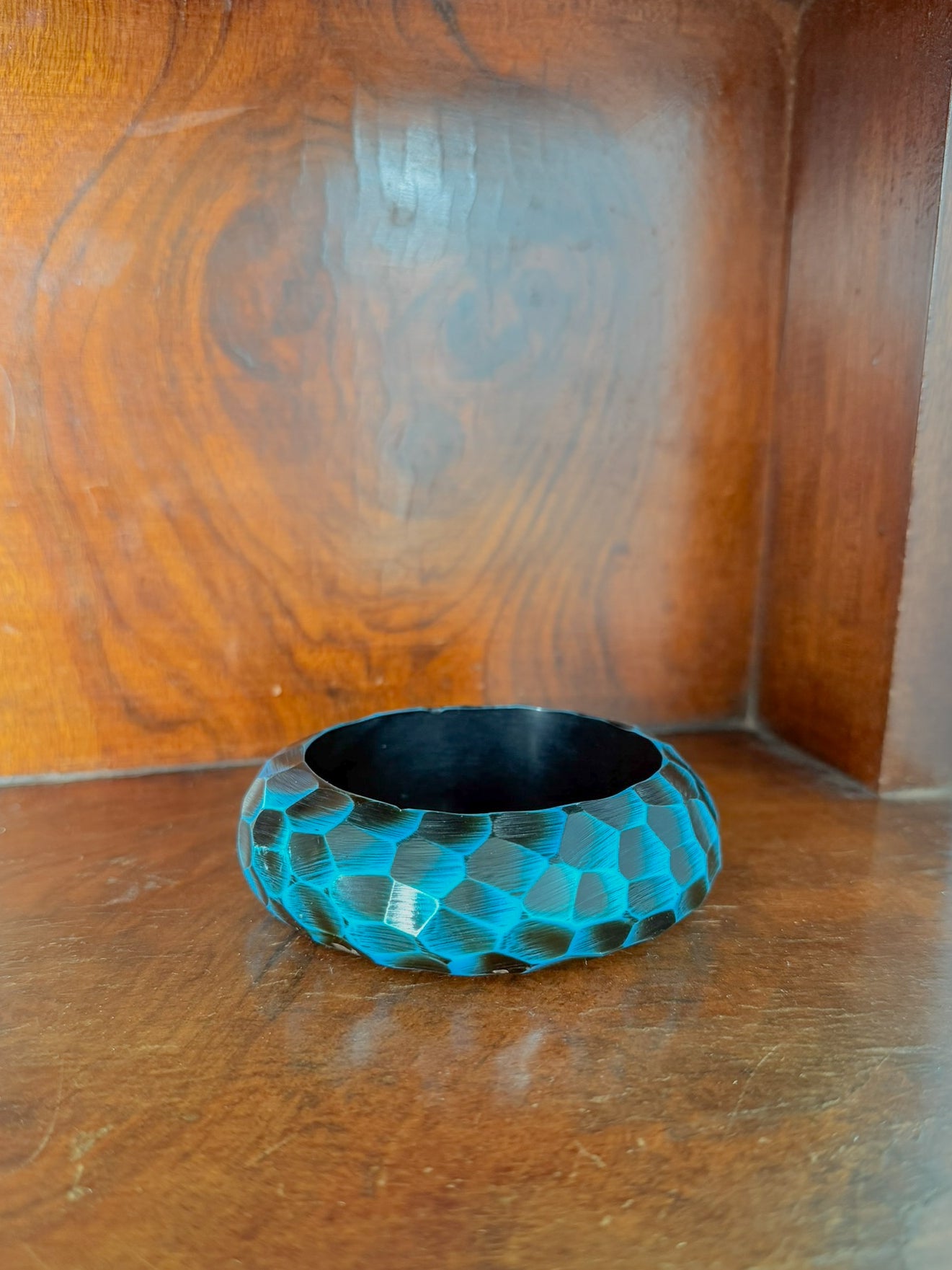 Bracciale bangle in resina intagliato nero e turchese