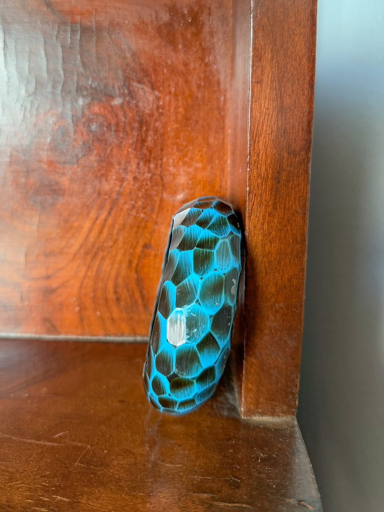 Bracciale bangle in resina intagliato nero e turchese