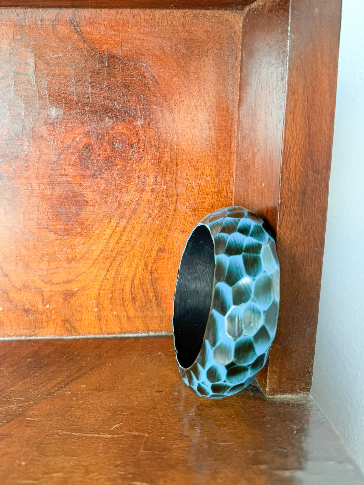 Bracciale bangle in resina intagliato nero e turchese