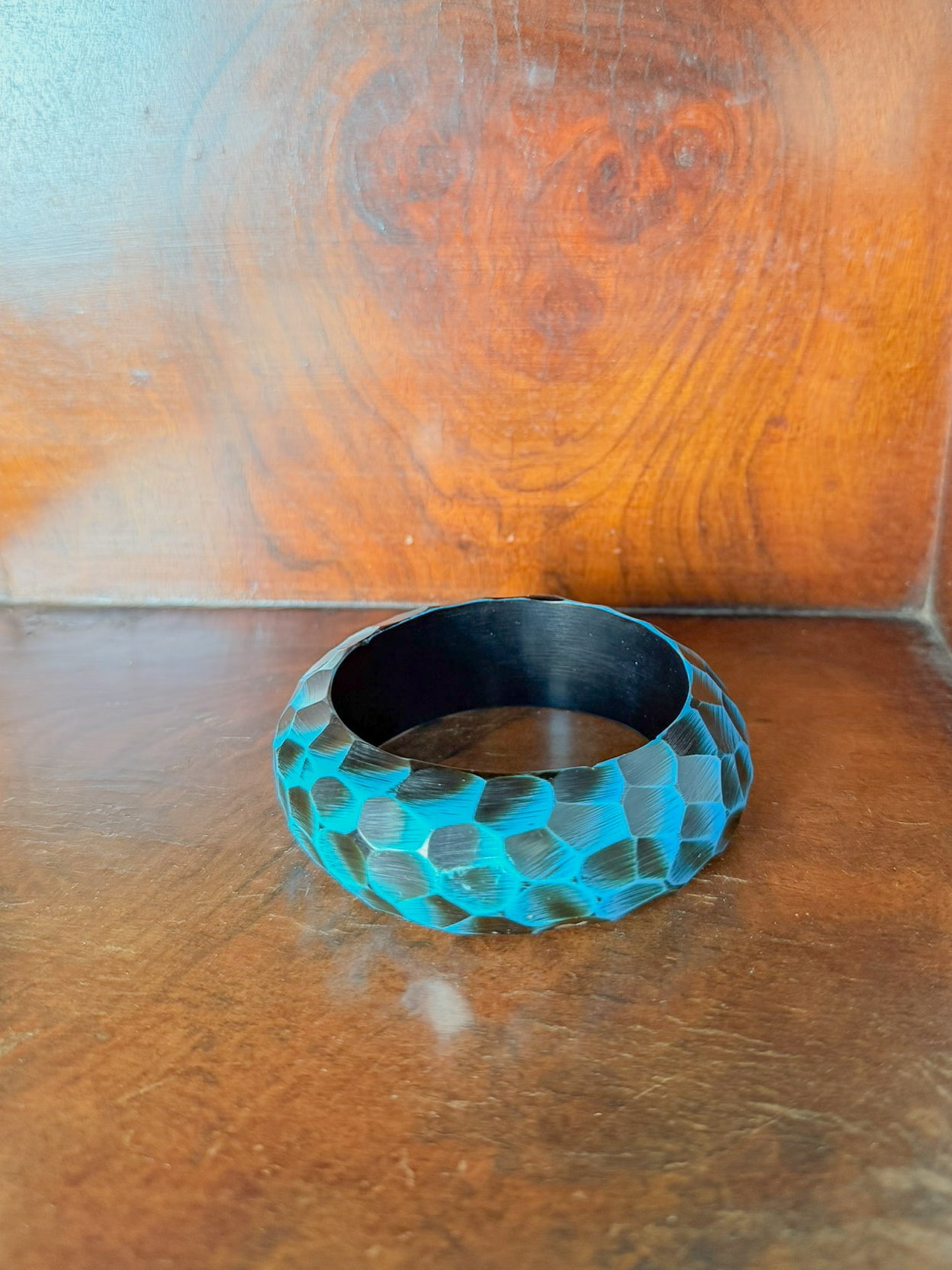 Bracciale bangle in resina intagliato nero e turchese