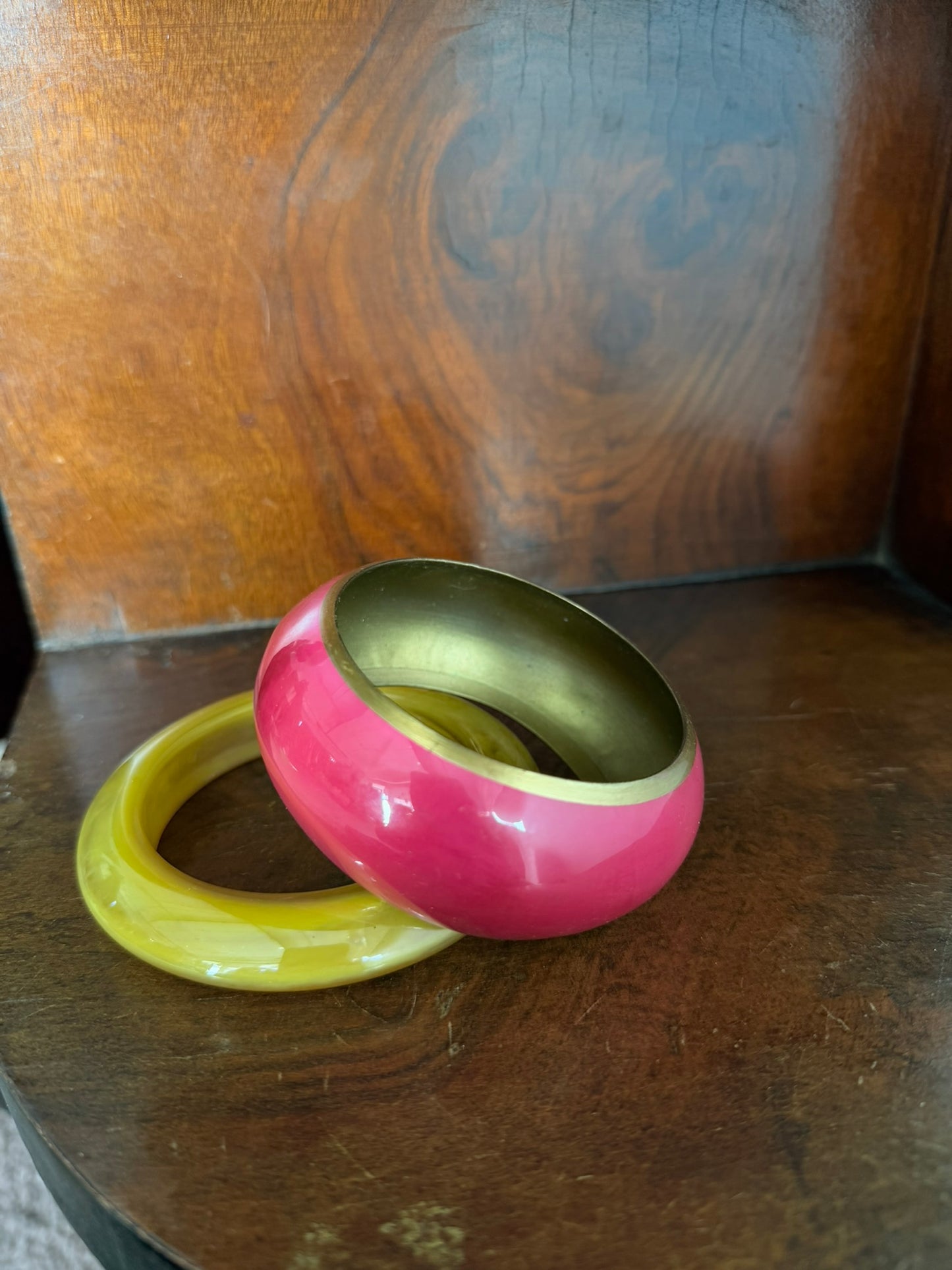 Bracciale Bangle in metallo ottone con smalto rosa fuxia