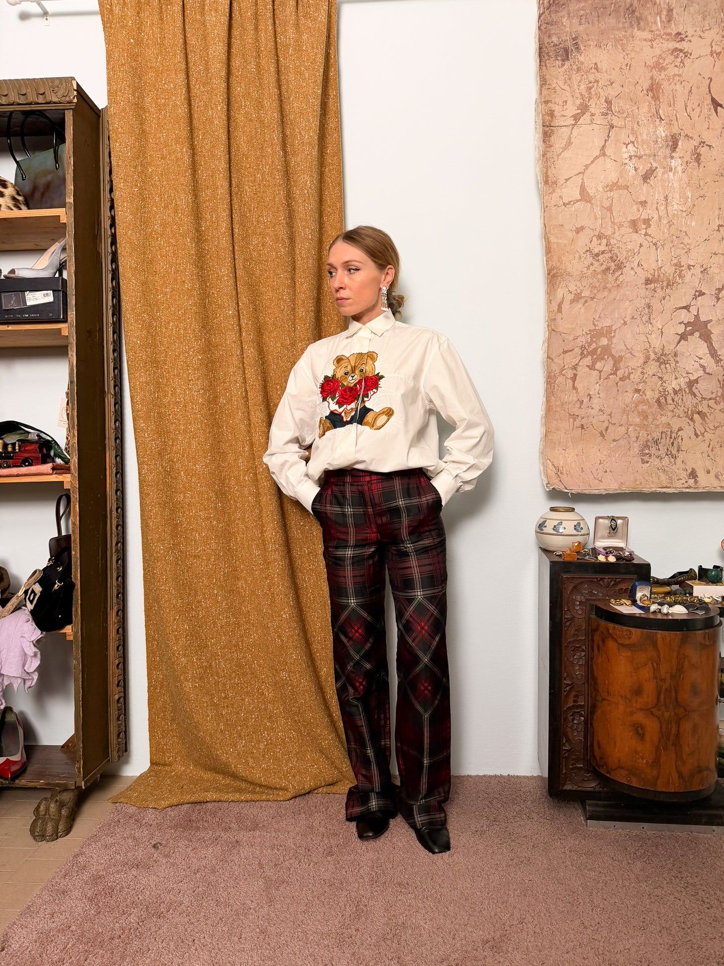 Camicia in popeline bianca con ricamo orsetto iconica del brand di Emmanuel Schvili