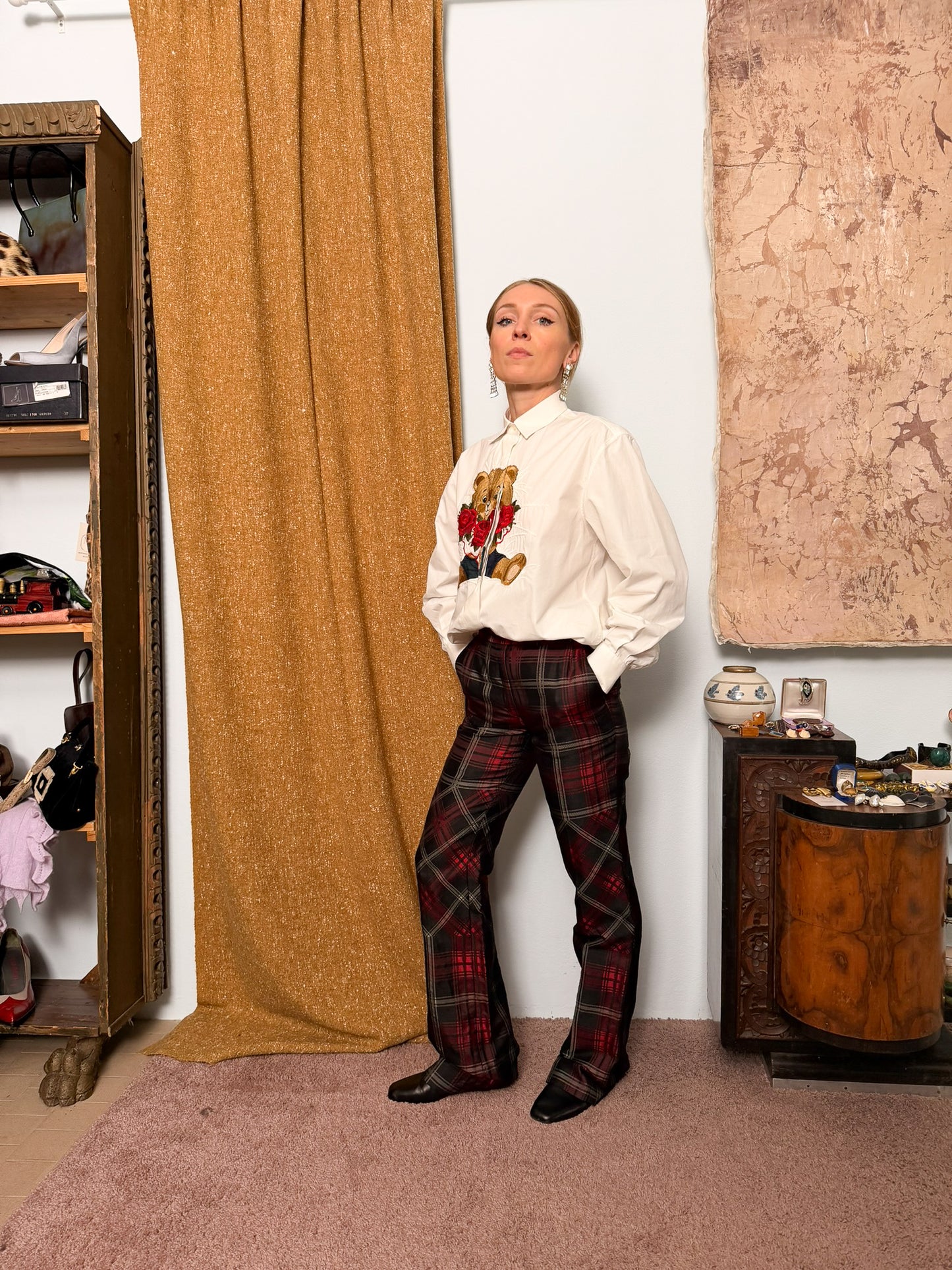 Camicia in popeline bianca con ricamo orsetto iconica del brand di Emmanuel Schvili