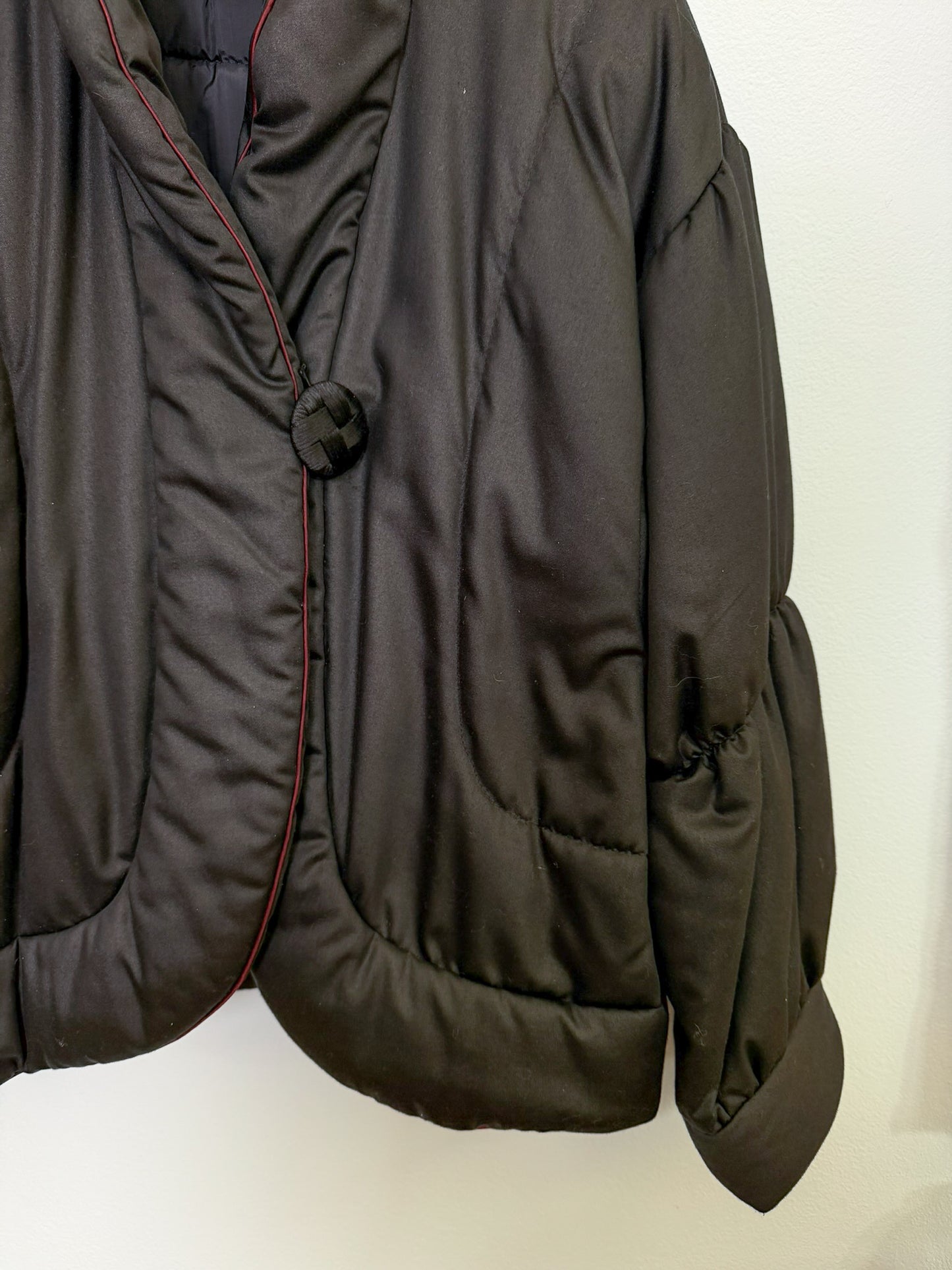 Bomber sartoriale imbottito con alamaro e bottone passamanerie taglio orientale