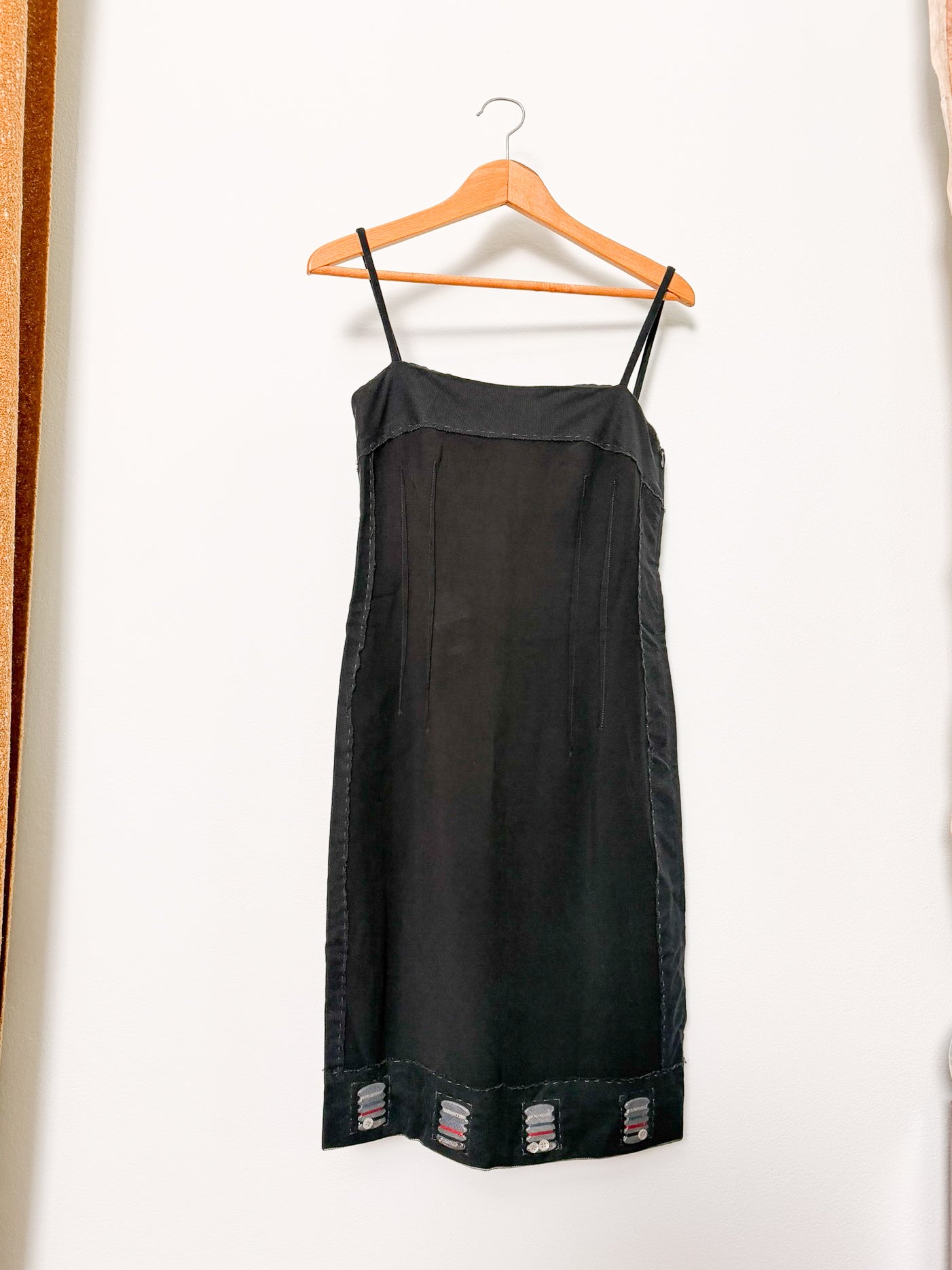 Abito Moschino "cheap and chic" con spalline con inserti imbastitura e kit cucito al fondo