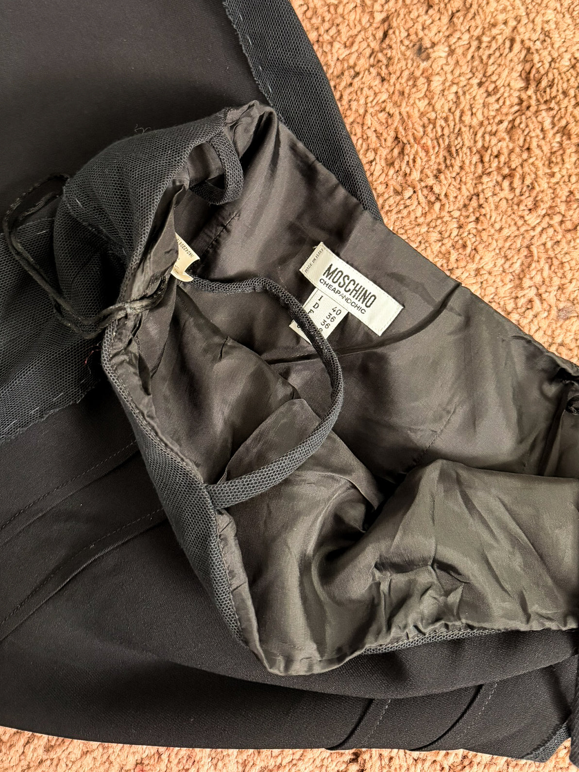 Abito Moschino "cheap and chic" con spalline con inserti imbastitura e kit cucito al fondo