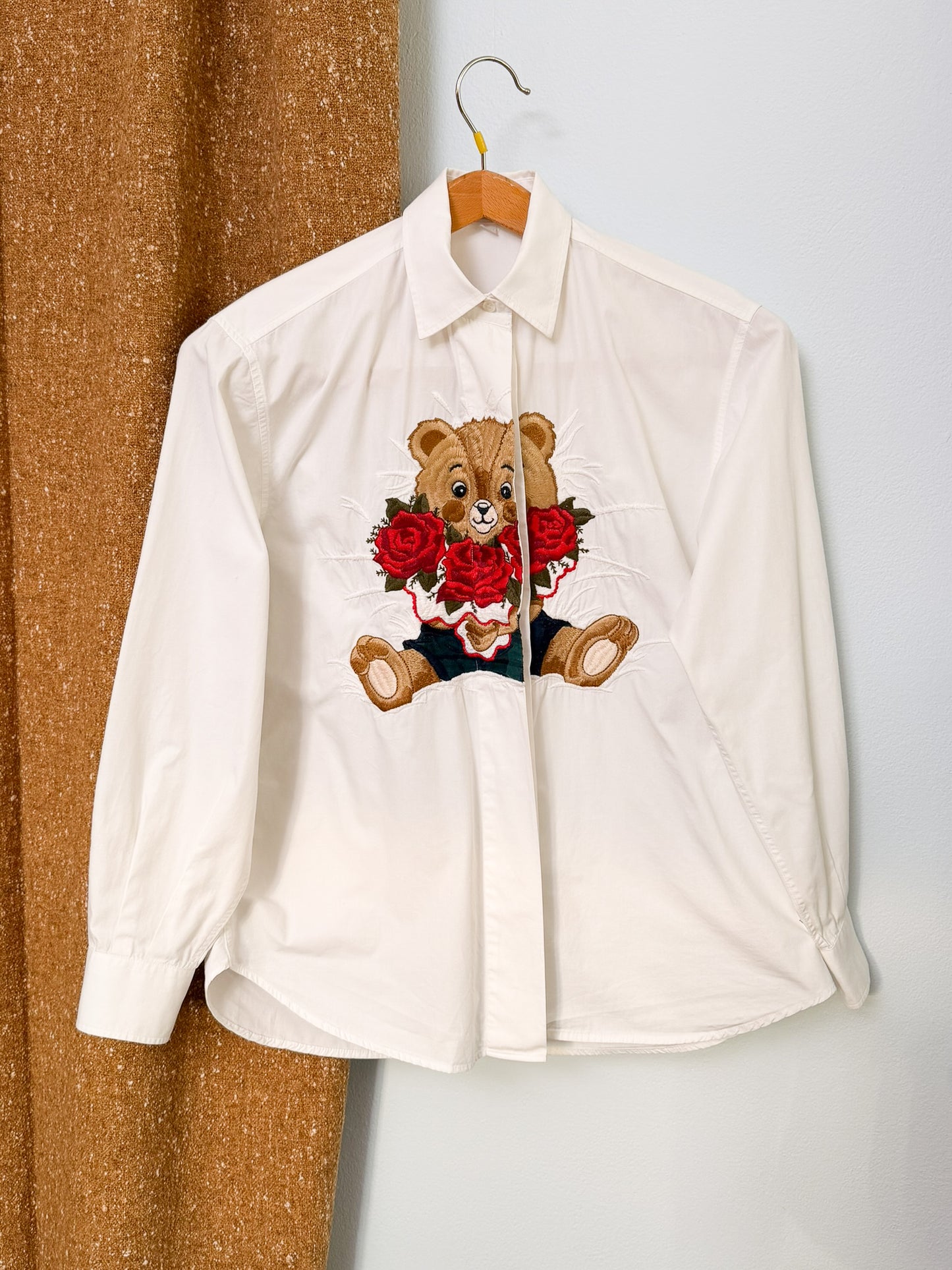 Camicia in popeline bianca con ricamo orsetto iconica del brand di Emmanuel Schvili