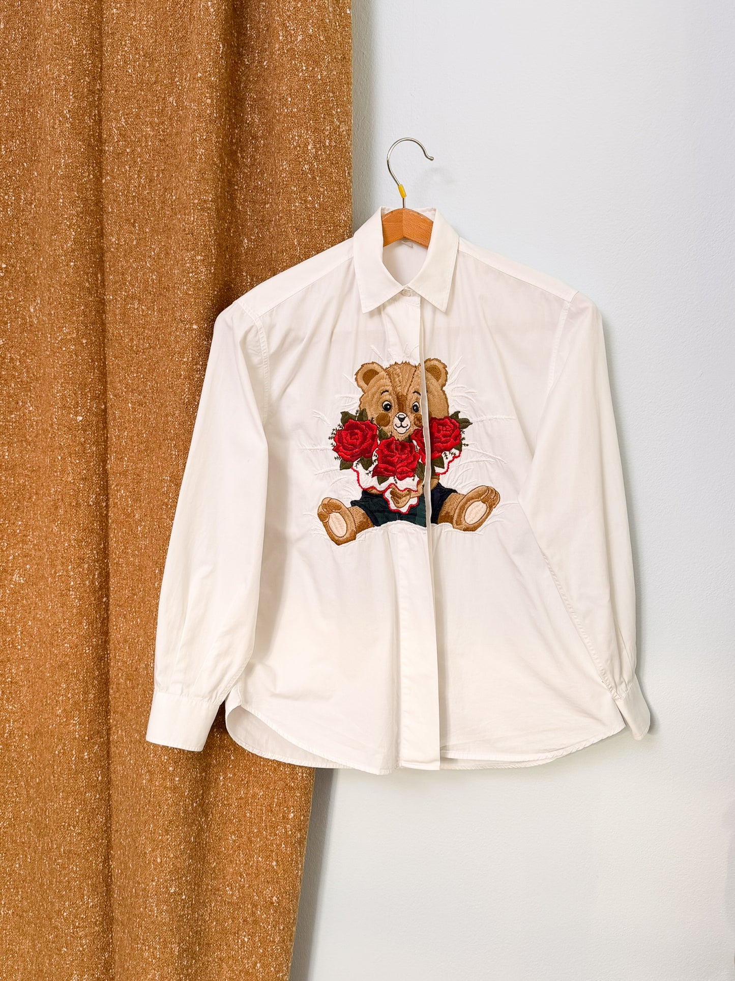 Camicia in popeline bianca con ricamo orsetto iconica del brand di Emmanuel Schvili