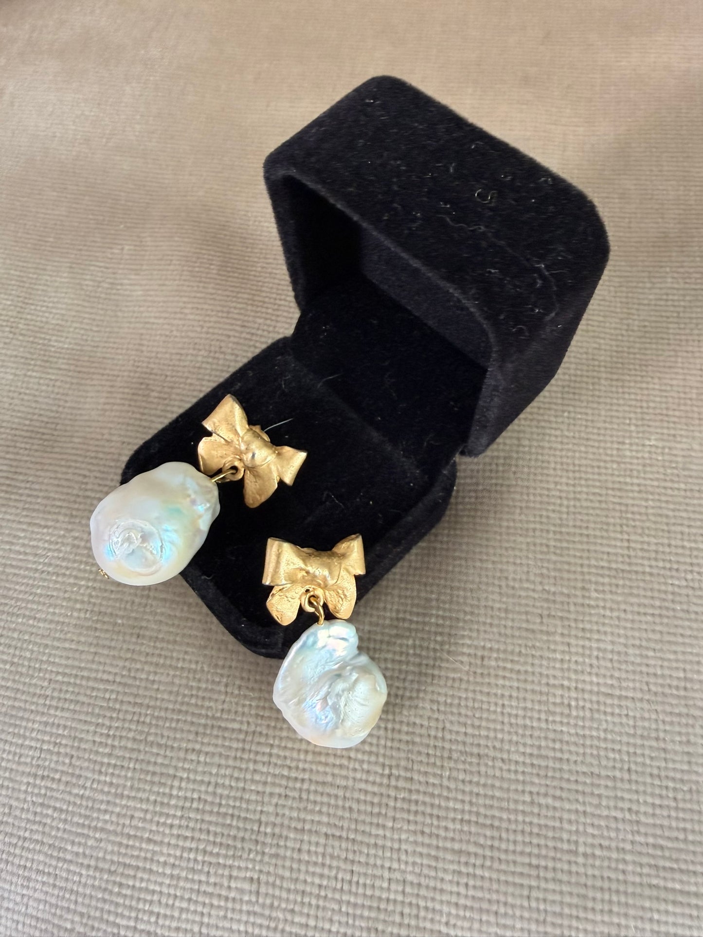 Orecchini fiocco pendenti madreperla