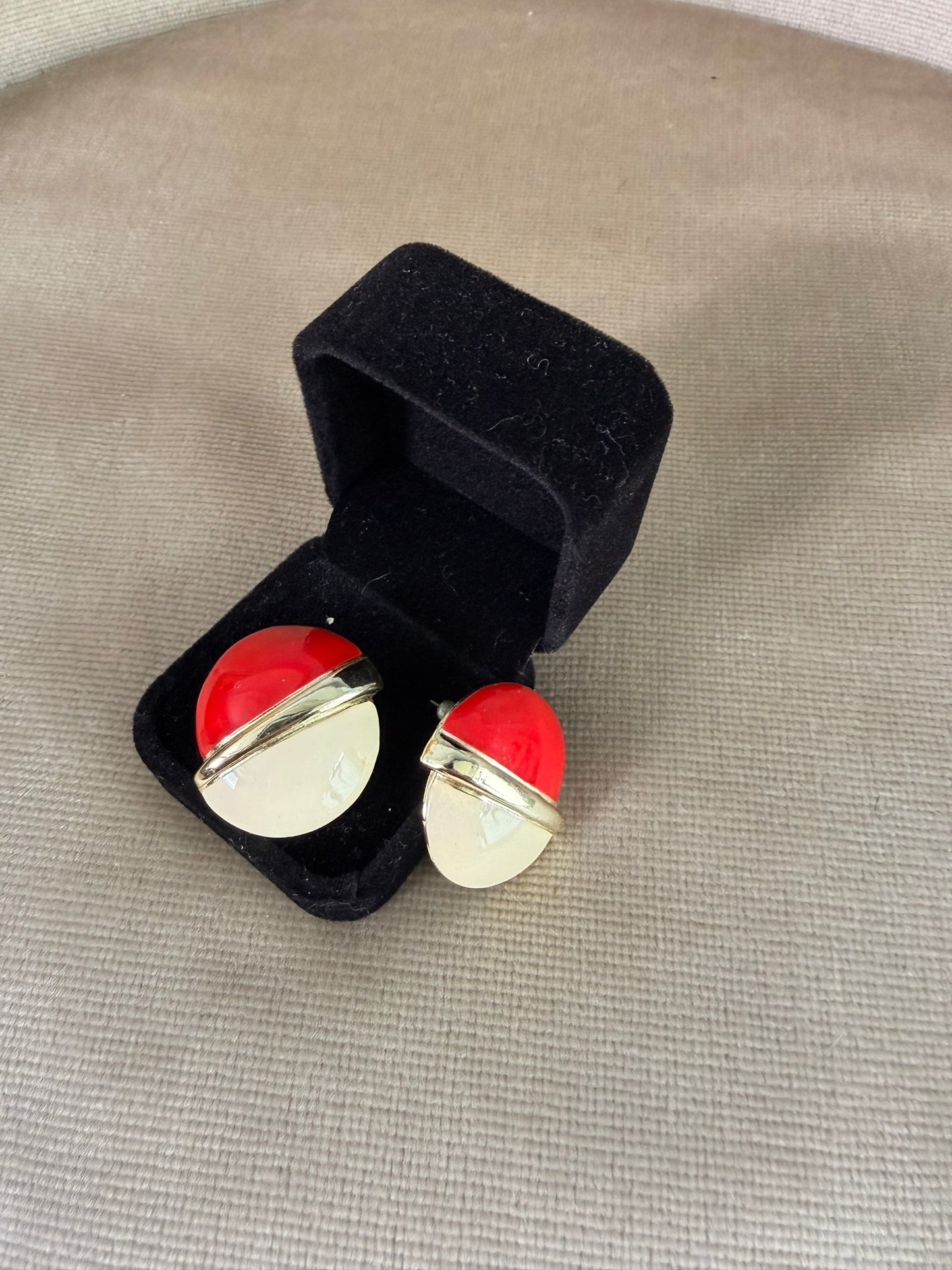 Orecchini smaltati con foro bicolor rosso e beige