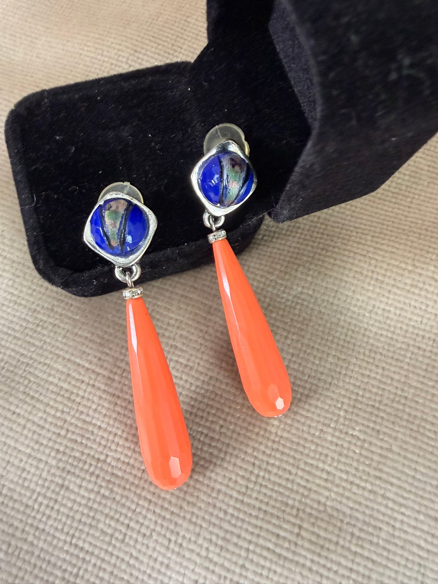 Orecchini pendenti color arancio e blu lapis