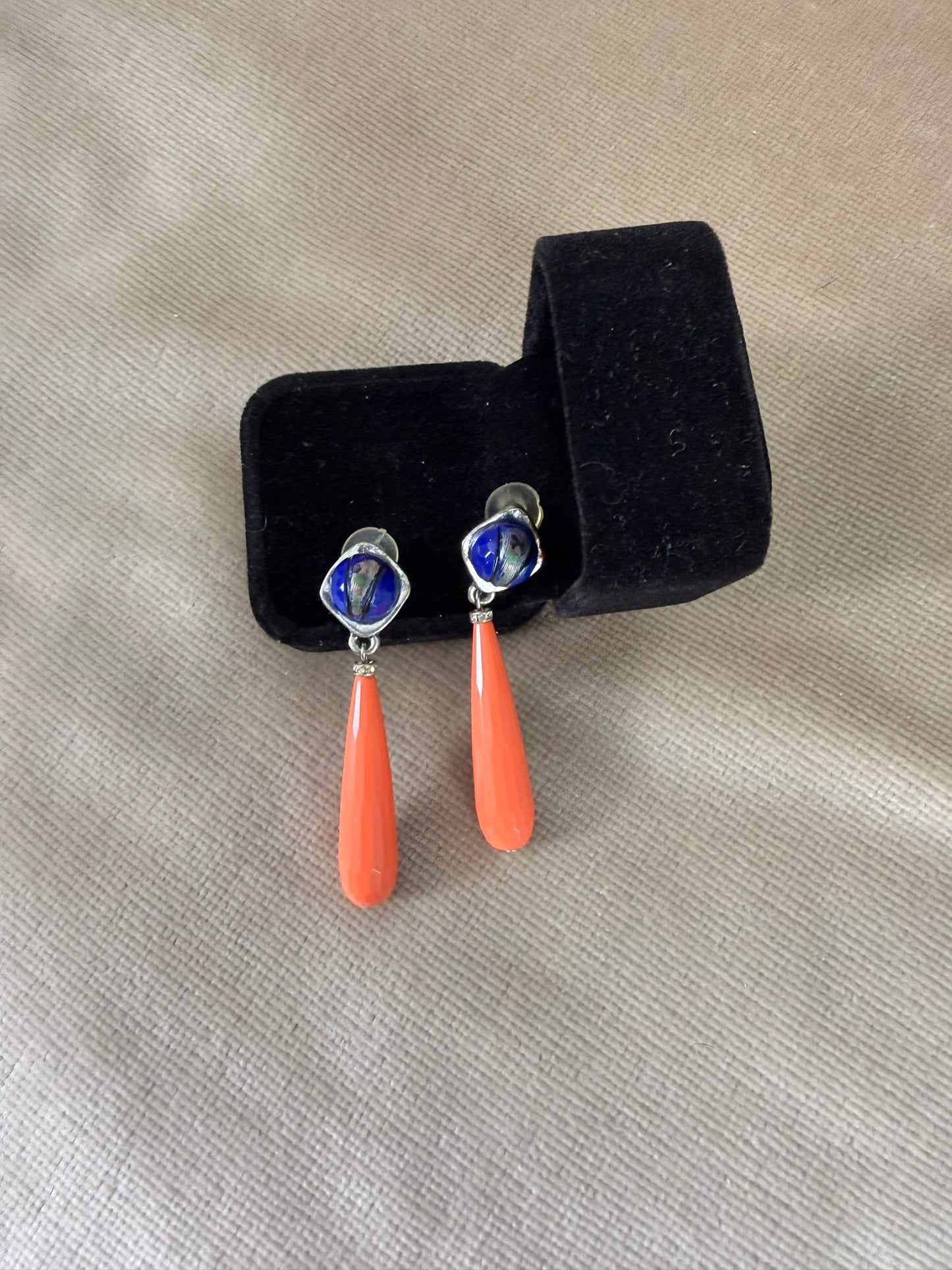 Orecchini pendenti color arancio e blu lapis