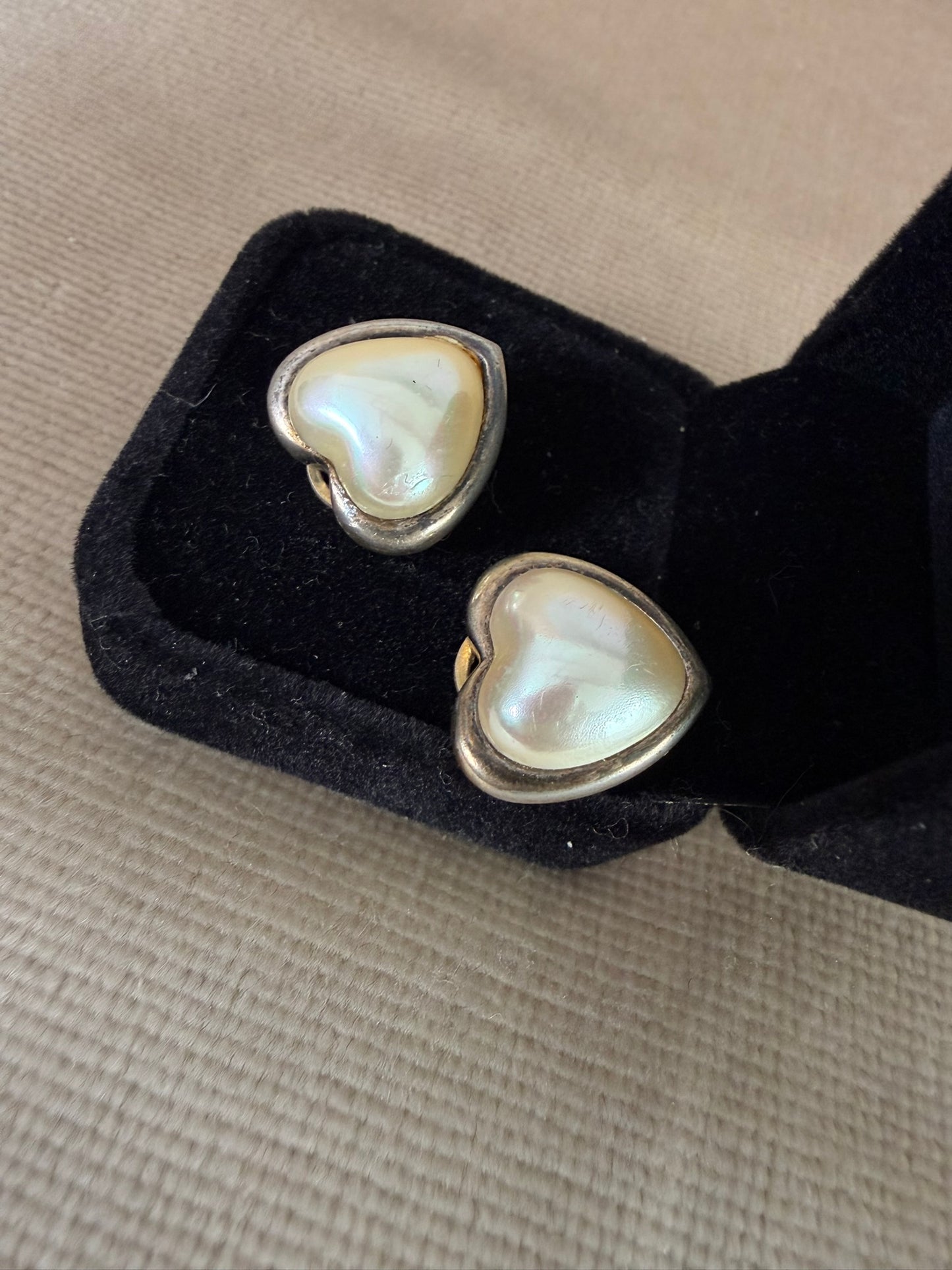 Orecchini in argento a forma di cuore effetto perlato