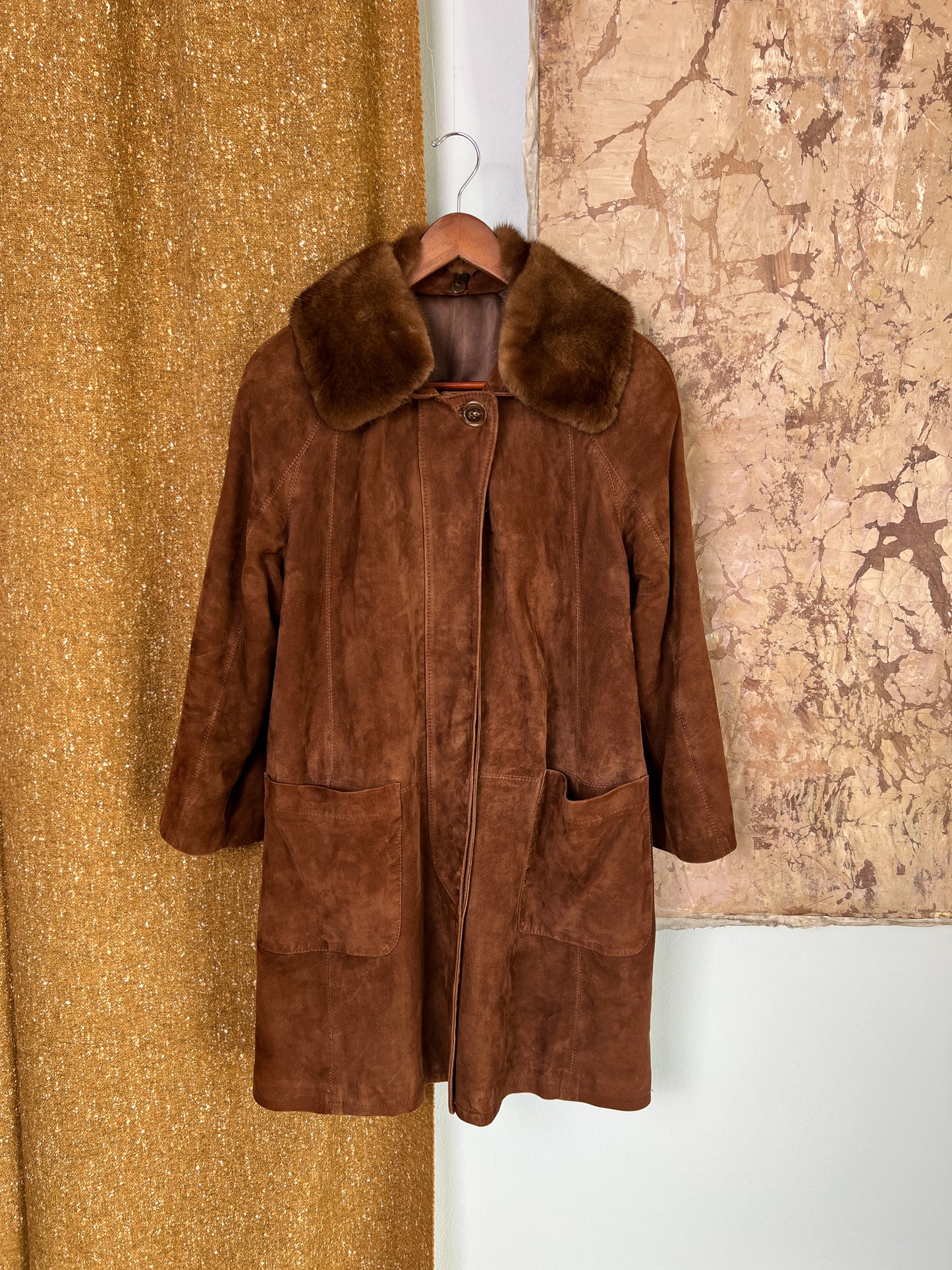 Cappotto imbottito in pelle scamosciata anni 70 con collo pelliccia rimovibile