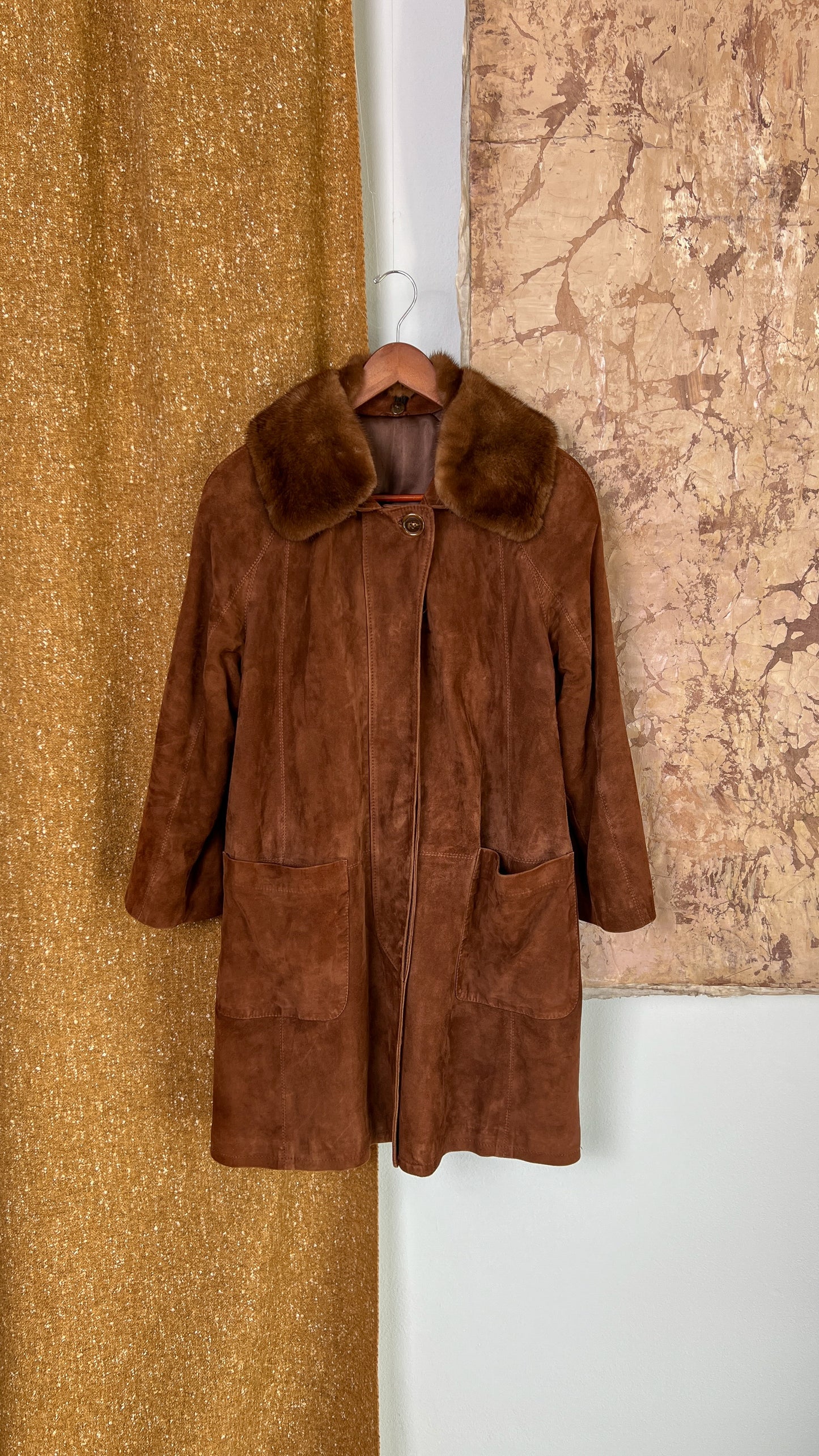 Cappotto imbottito in pelle scamosciata anni 70 con collo pelliccia rimovibile