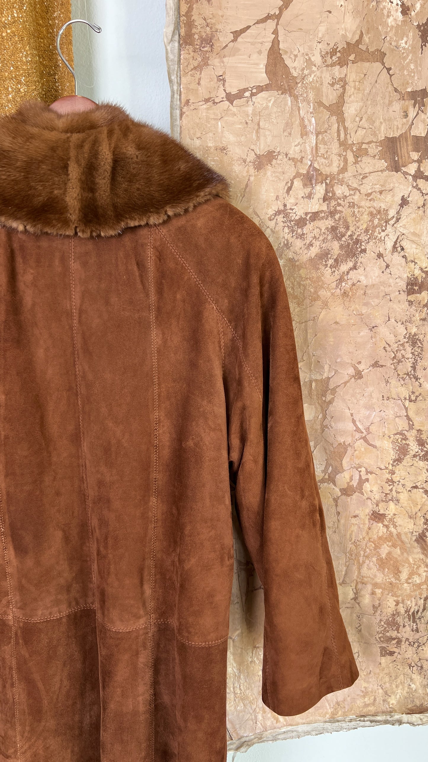 Cappotto imbottito in pelle scamosciata anni 70 con collo pelliccia rimovibile