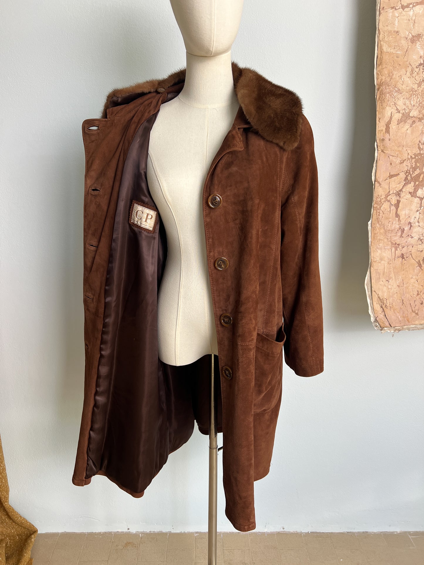 Cappotto imbottito in pelle scamosciata anni 70 con collo pelliccia rimovibile