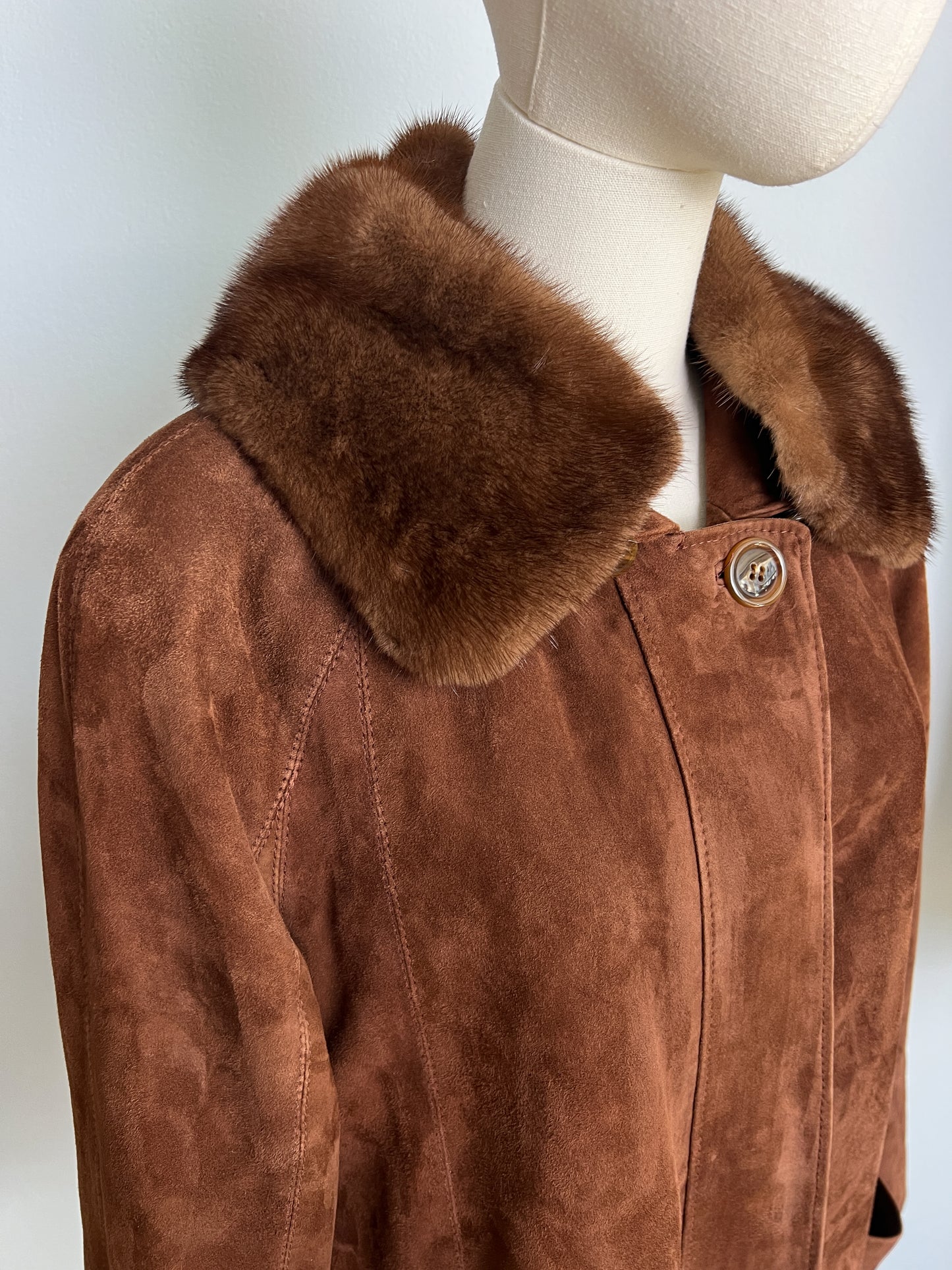 Cappotto imbottito in pelle scamosciata anni 70 con collo pelliccia rimovibile