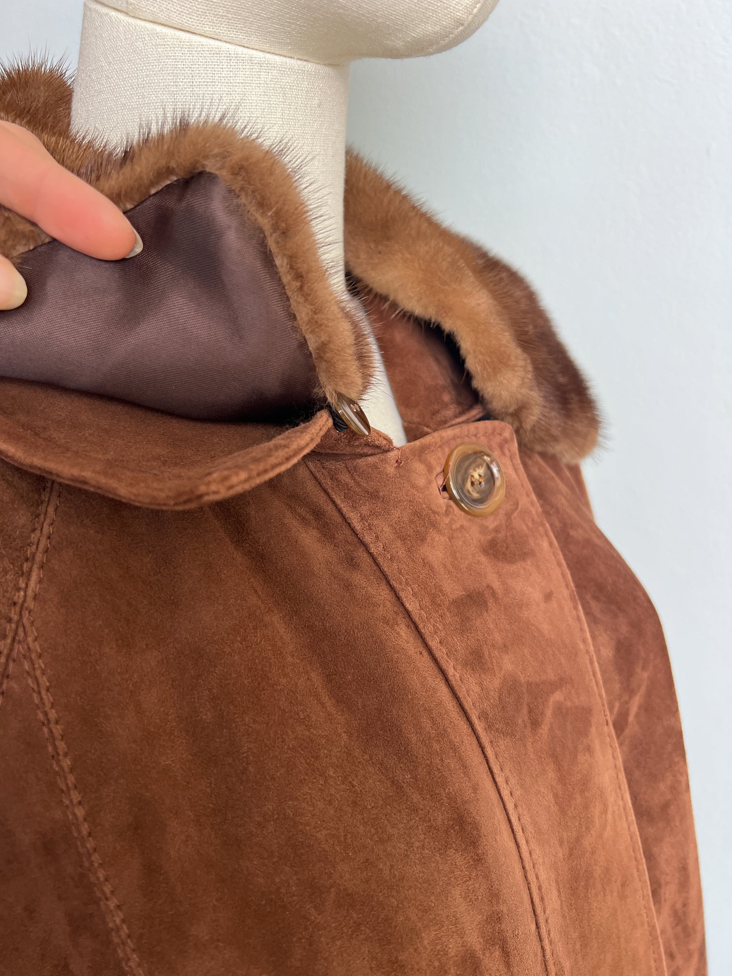 Cappotto imbottito in pelle scamosciata anni 70 con collo pelliccia rimovibile