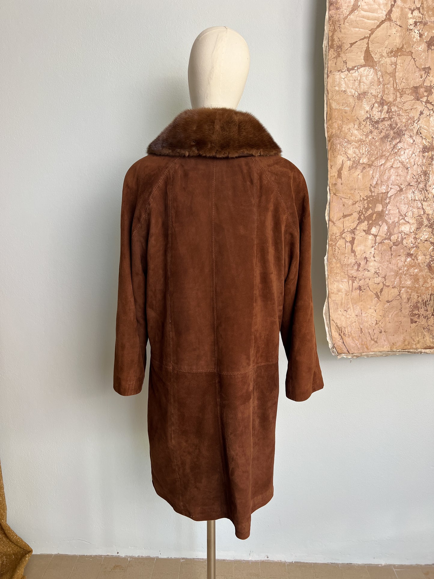 Cappotto imbottito in pelle scamosciata anni 70 con collo pelliccia rimovibile