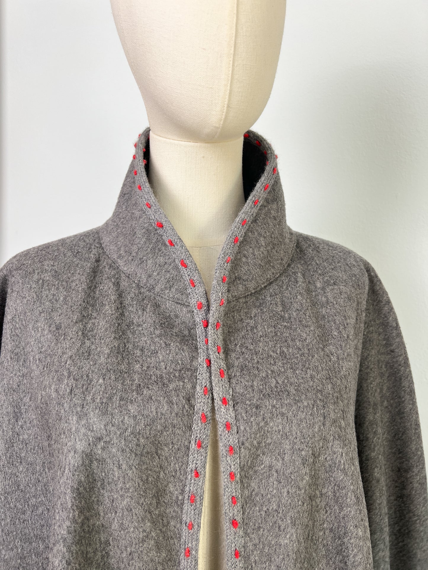 Mantella anni 80 sartoriale in lana con profili e bottone