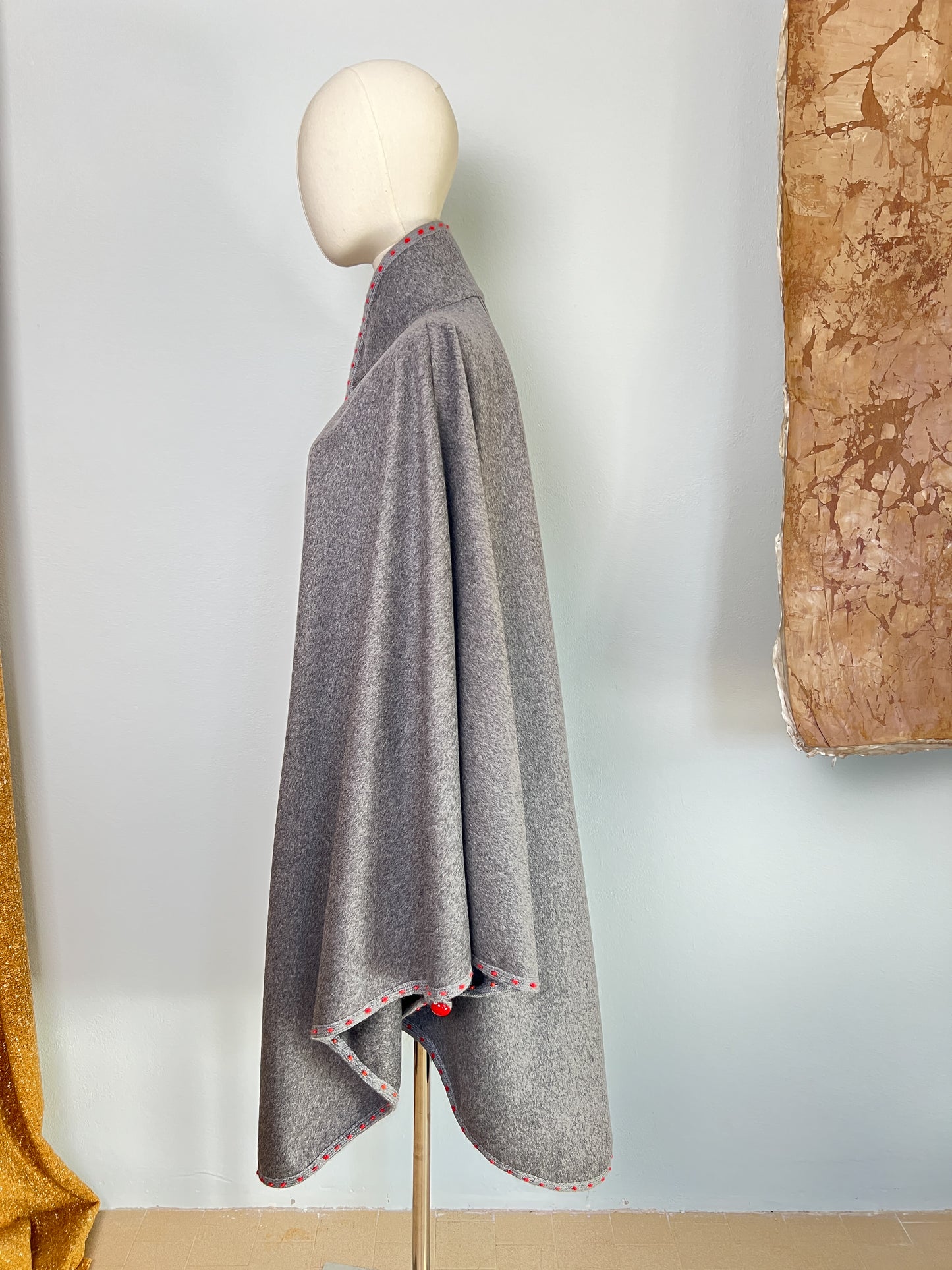 Mantella anni 80 sartoriale in lana con profili e bottone