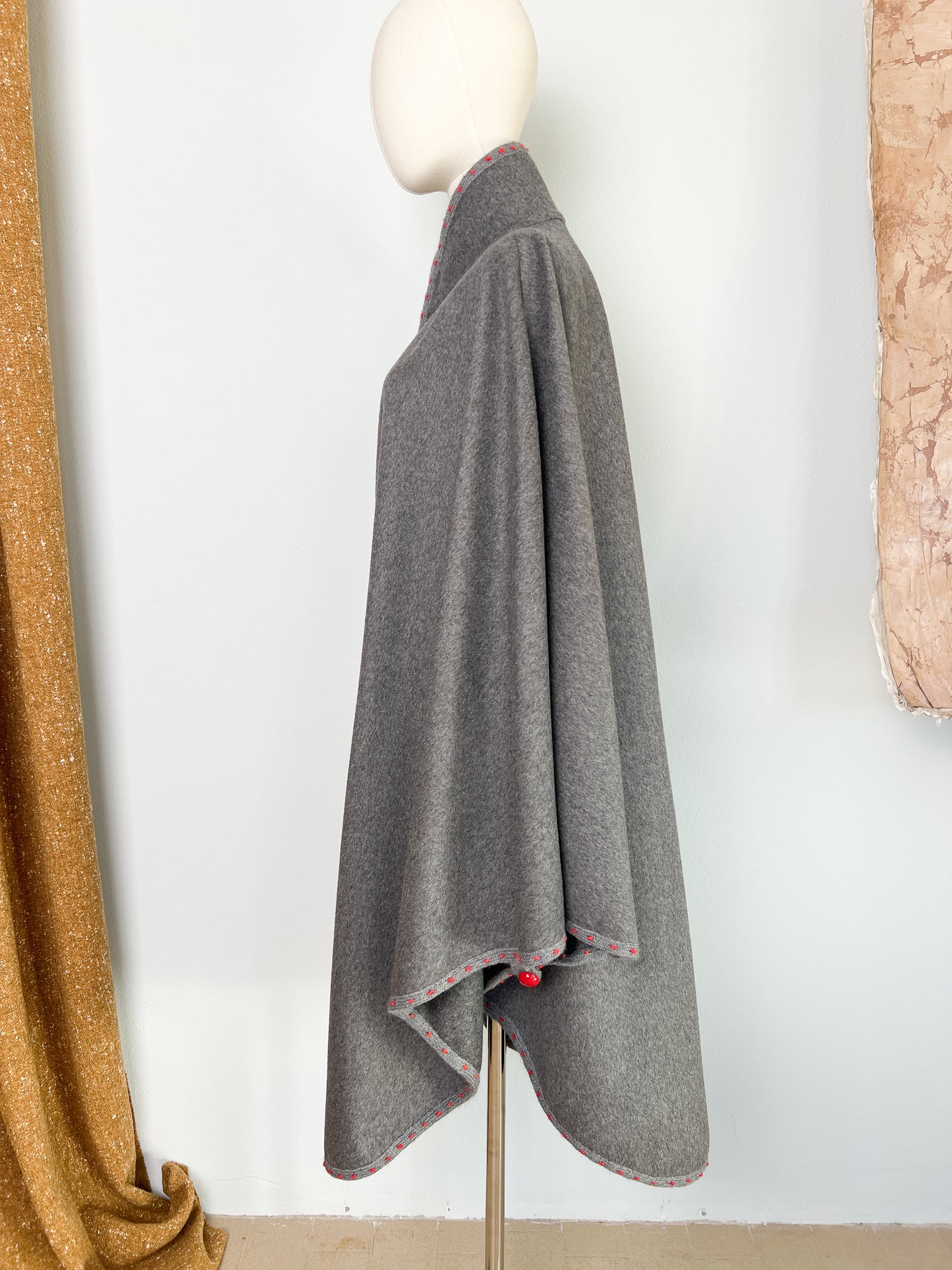 Mantella anni 80 sartoriale in lana con profili e bottone