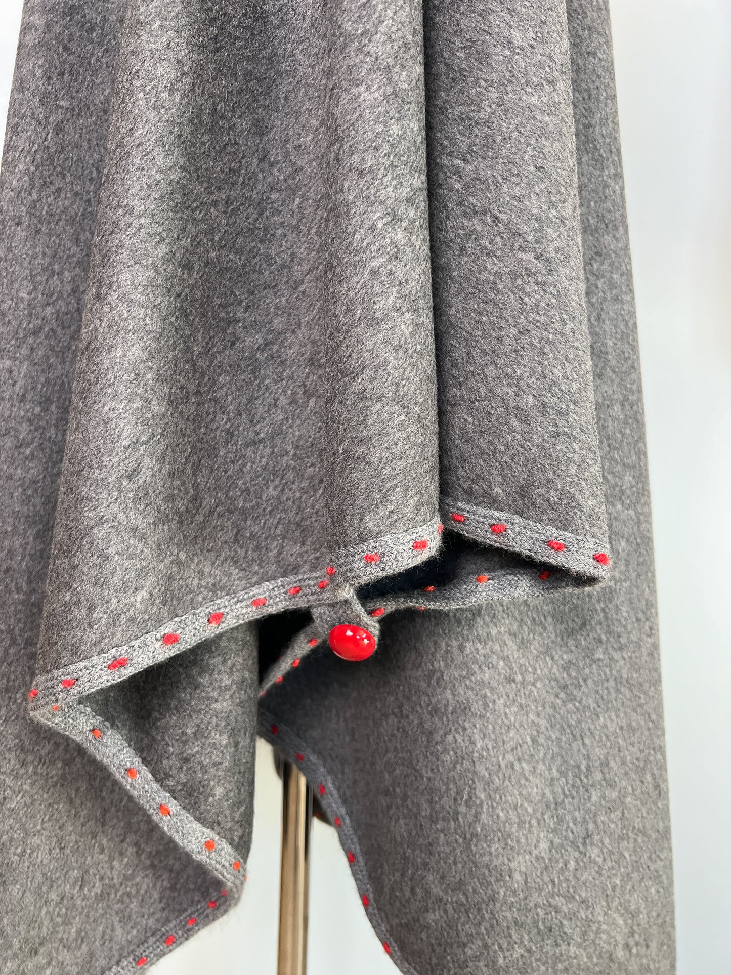 Mantella anni 80 sartoriale in lana con profili e bottone