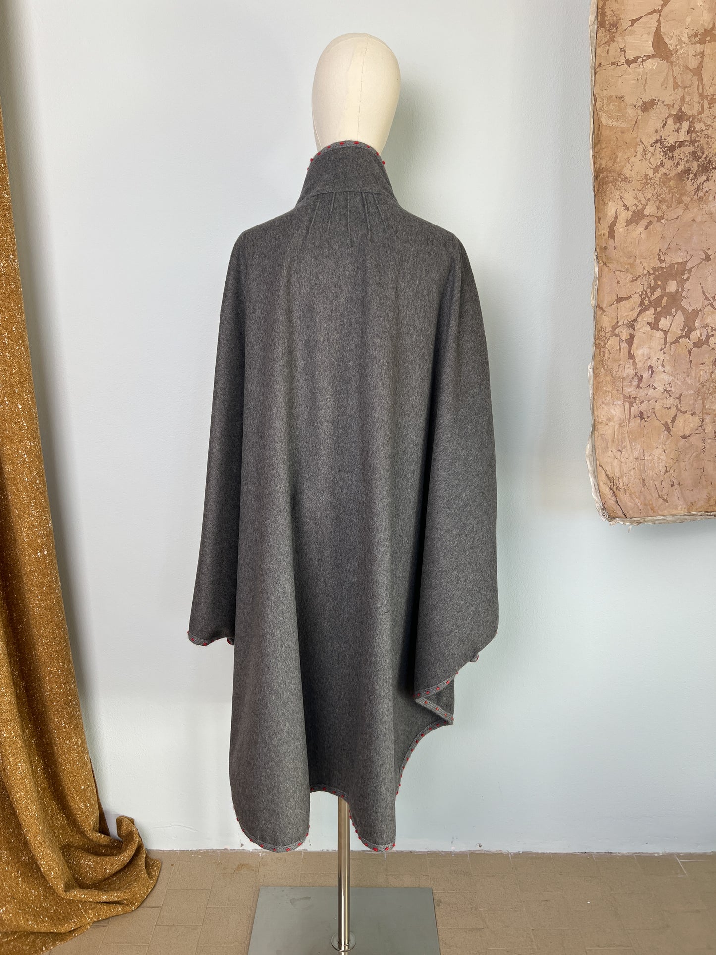 Mantella anni 80 sartoriale in lana con profili e bottone