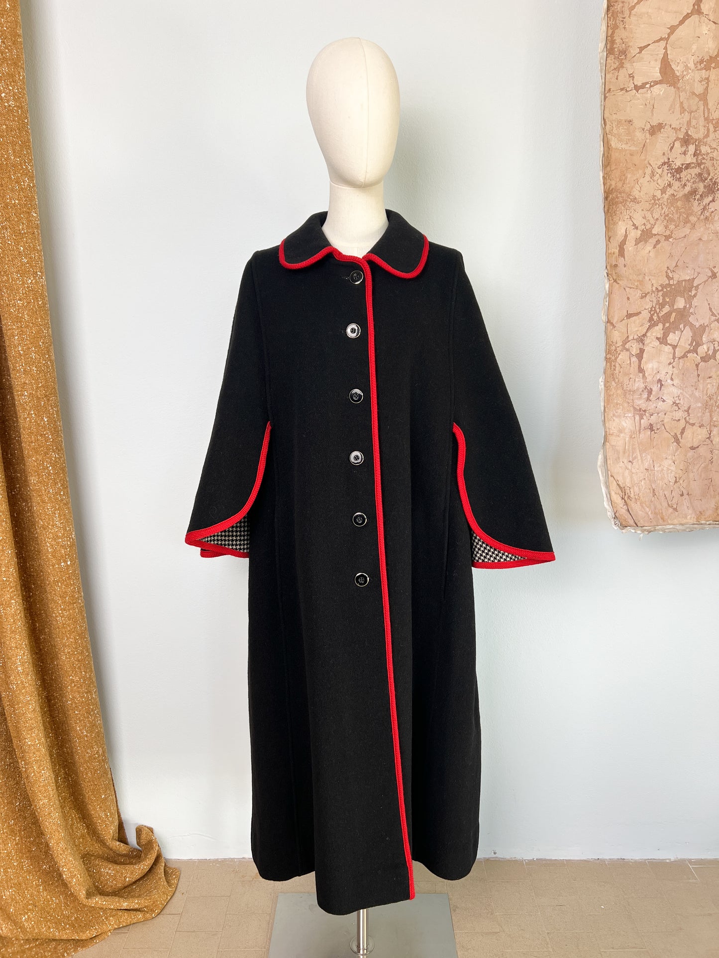 Cappotto con manica cappa nero con profili rossi e interno pied-de-poule