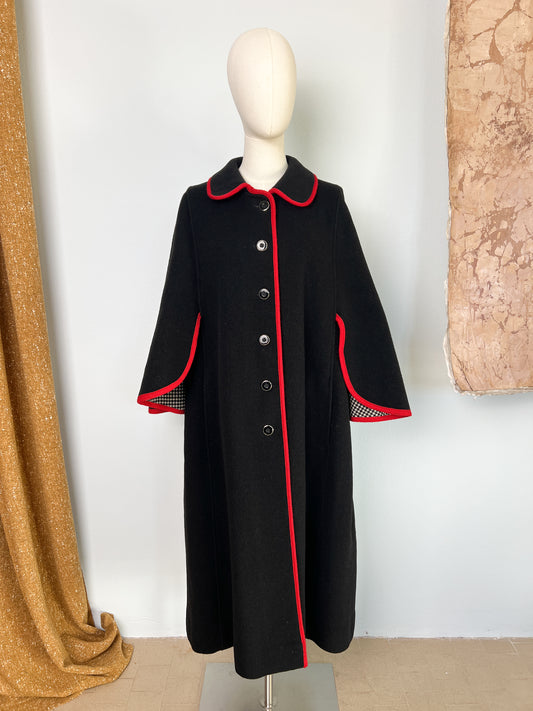 Cappotto con manica cappa nero con profili rossi e interno pied-de-poule