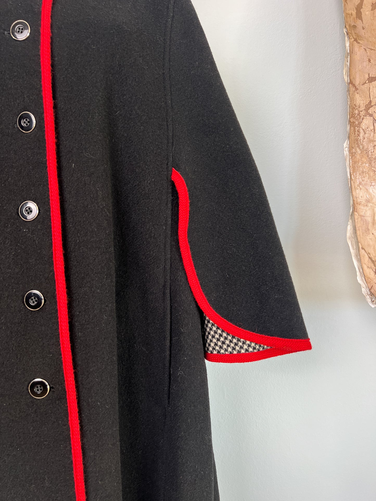 Cappotto con manica cappa nero con profili rossi e interno pied-de-poule