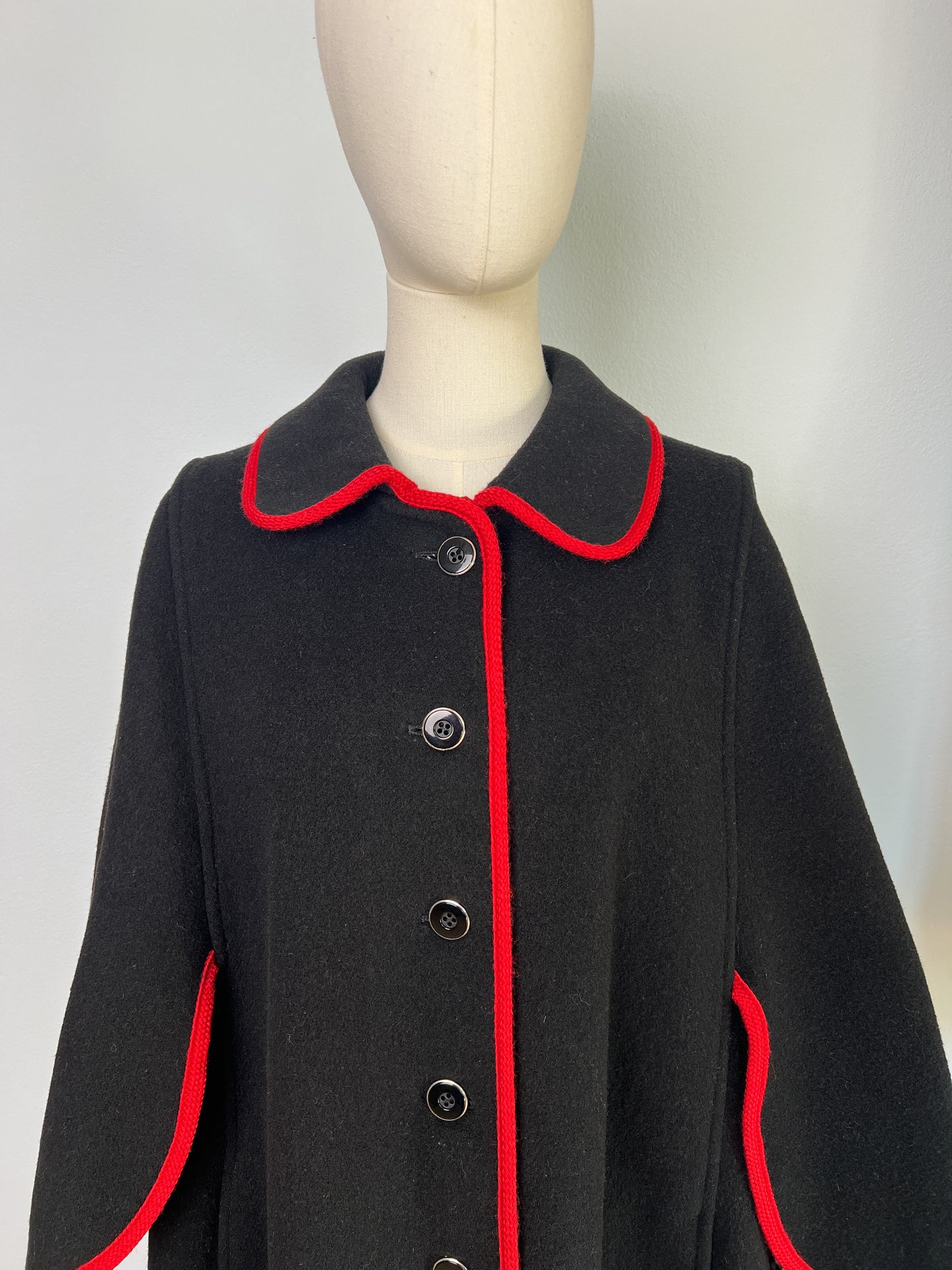 Cappotto con manica cappa nero con profili rossi e interno pied-de-poule