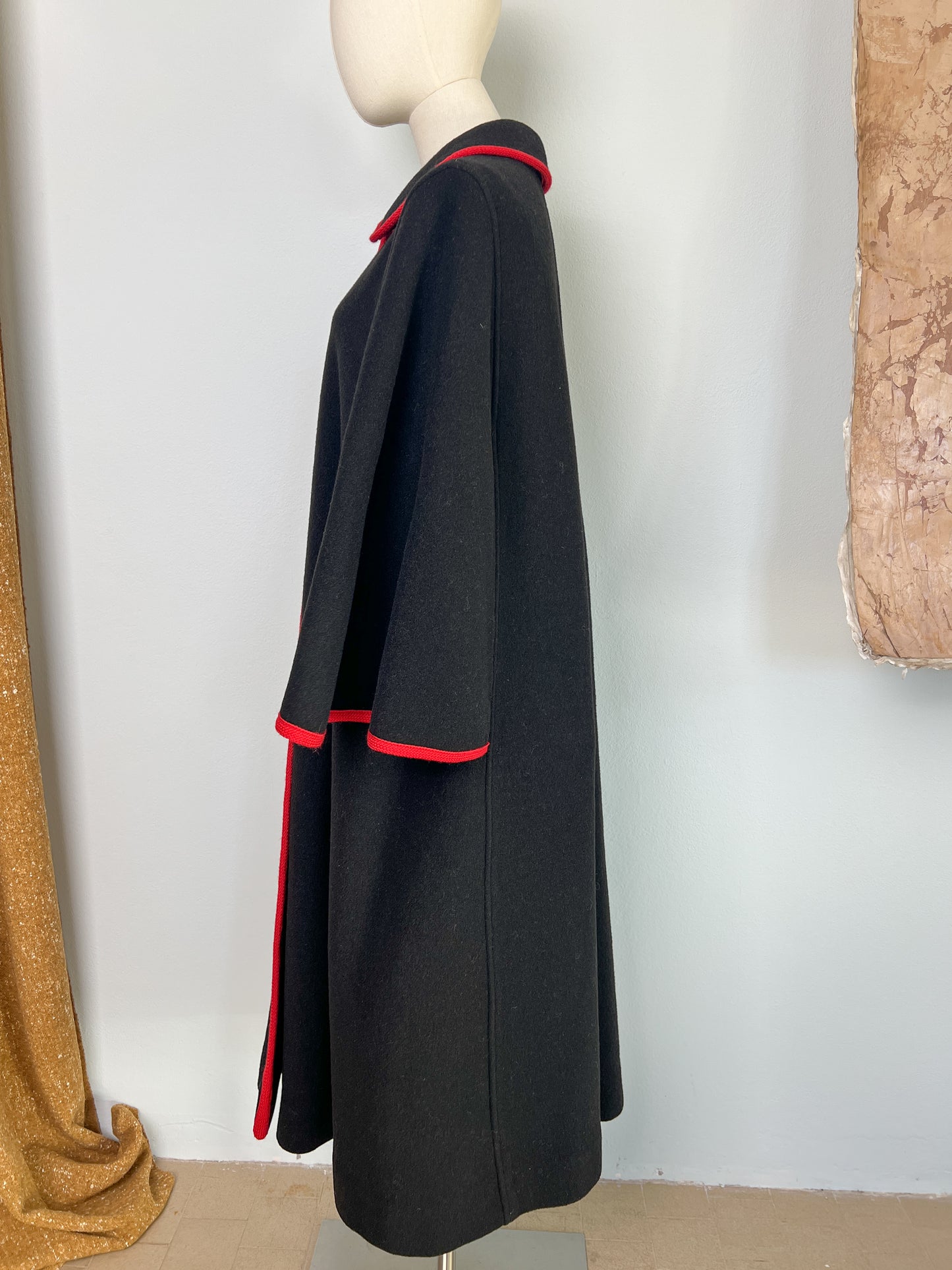 Cappotto con manica cappa nero con profili rossi e interno pied-de-poule