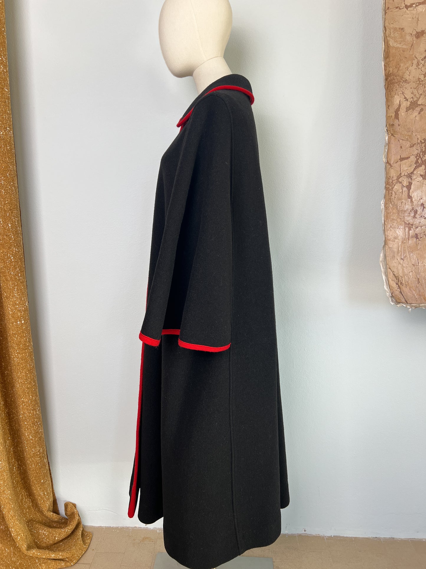 Cappotto con manica cappa nero con profili rossi e interno pied-de-poule