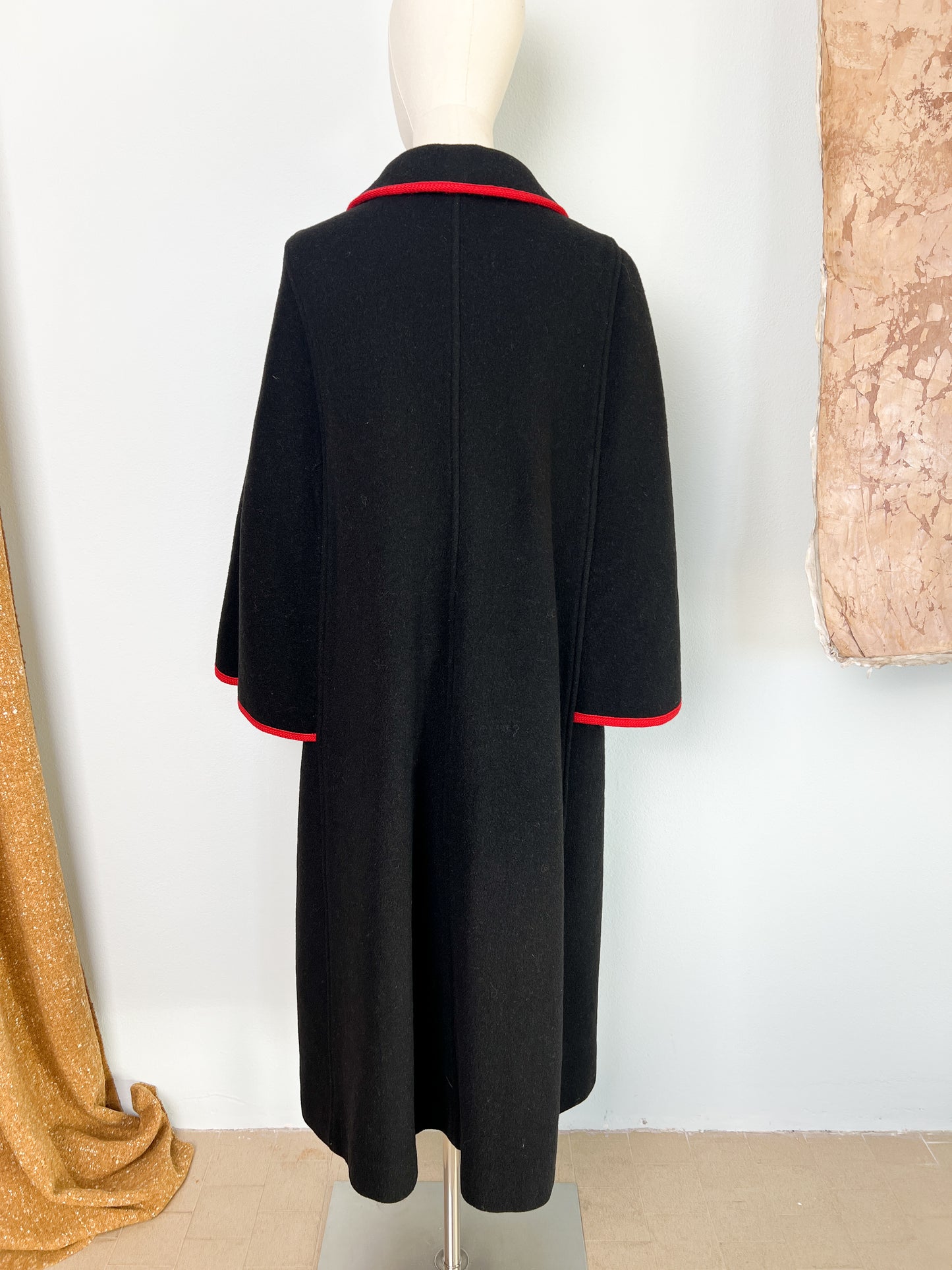 Cappotto con manica cappa nero con profili rossi e interno pied-de-poule