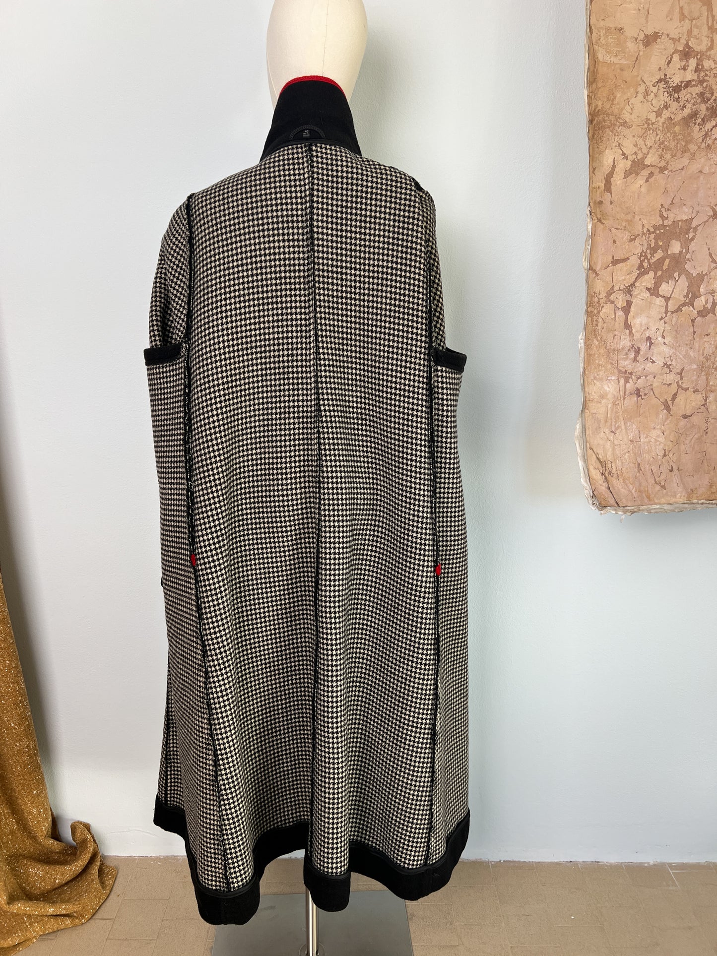 Cappotto con manica cappa nero con profili rossi e interno pied-de-poule