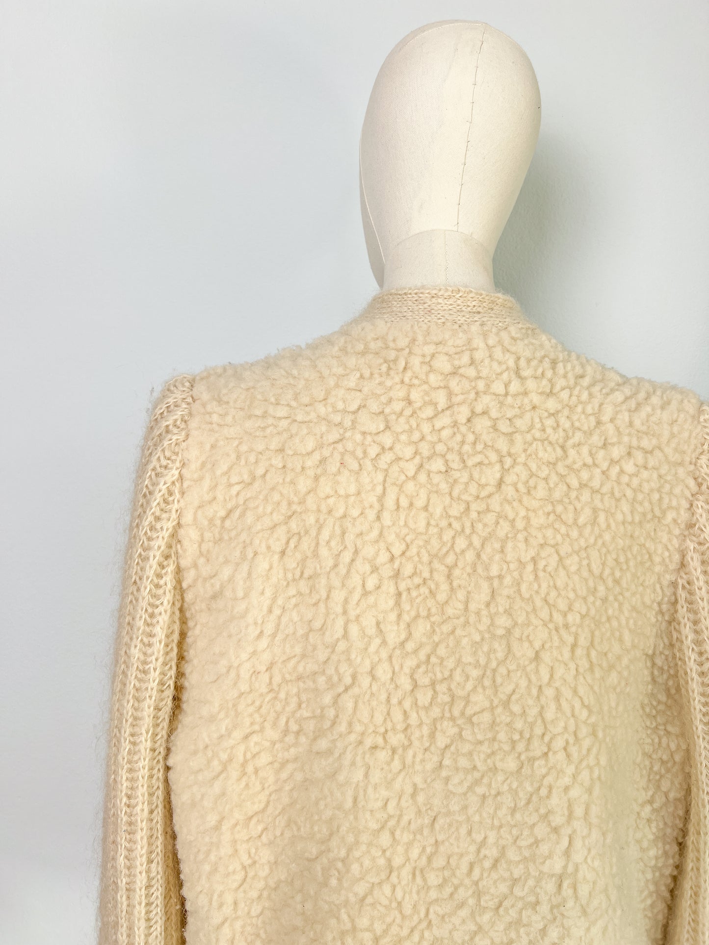 Cardigan in maglia di lana sartoriale con fodera tartan cucito a mano