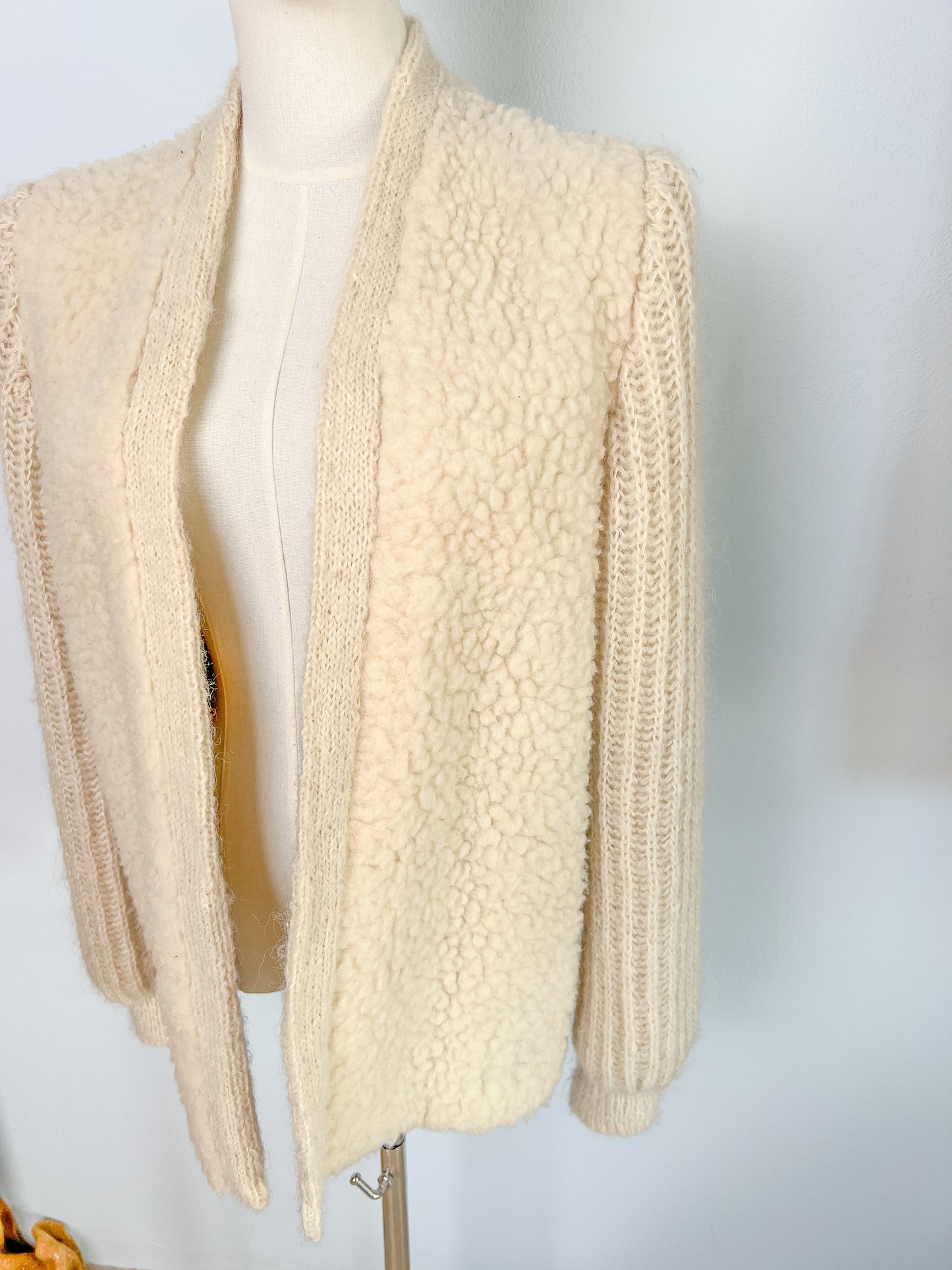 Cardigan in maglia di lana sartoriale con fodera tartan cucito a mano