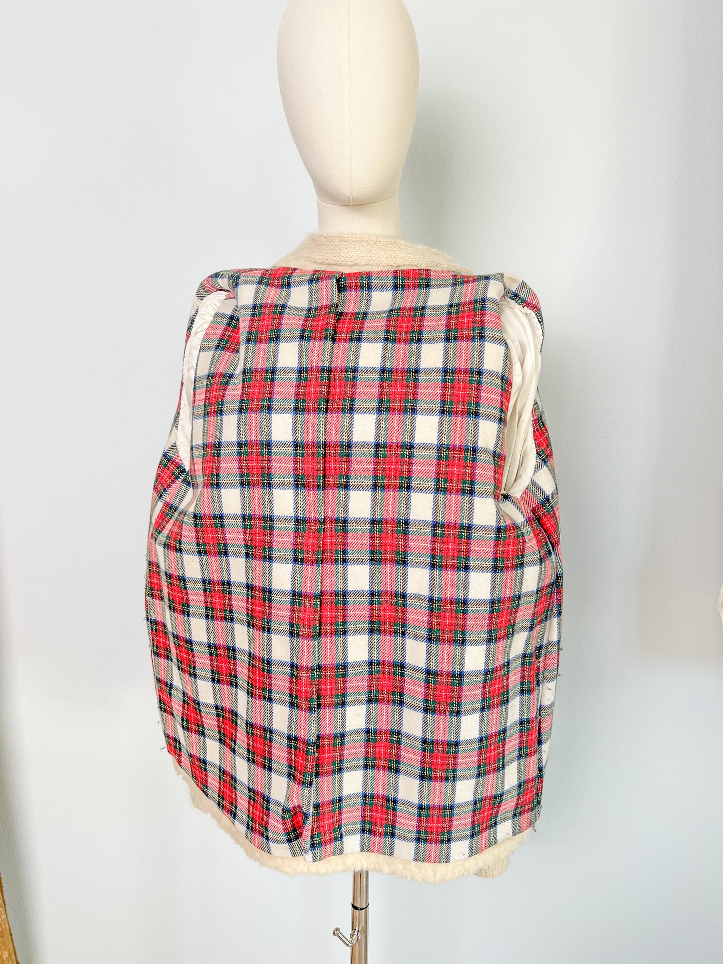 Cardigan in maglia di lana sartoriale con fodera tartan cucito a mano