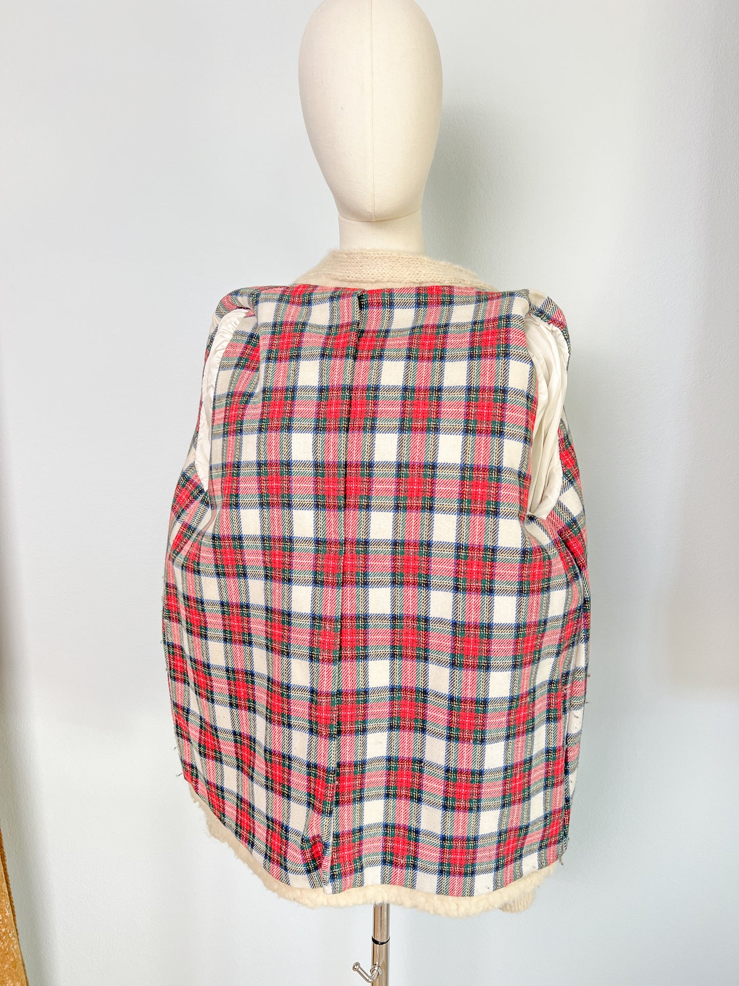 Cardigan in maglia di lana sartoriale con fodera tartan cucito a mano