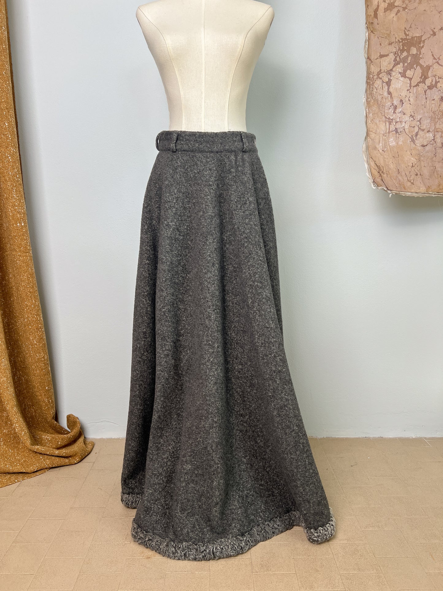 Gonna sartoriale a ruota anni 70 in lana operata con fondo in pelliccia